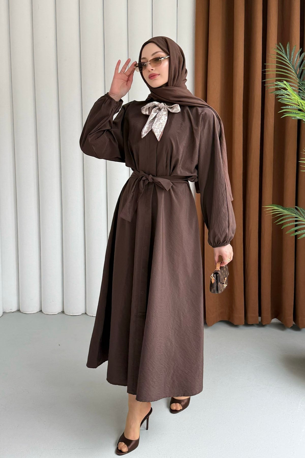 Fular Aksesuarlı Önden Düğmeli Kemerli Tesettür Elbise-KAHVERENGİ