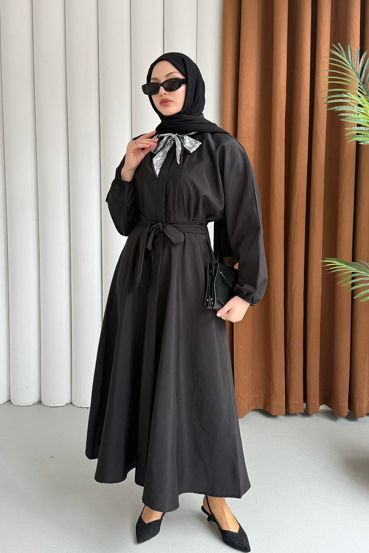 Fular Aksesuarlı Önden Düğmeli Kemerli Tesettür Elbise-SİYAH