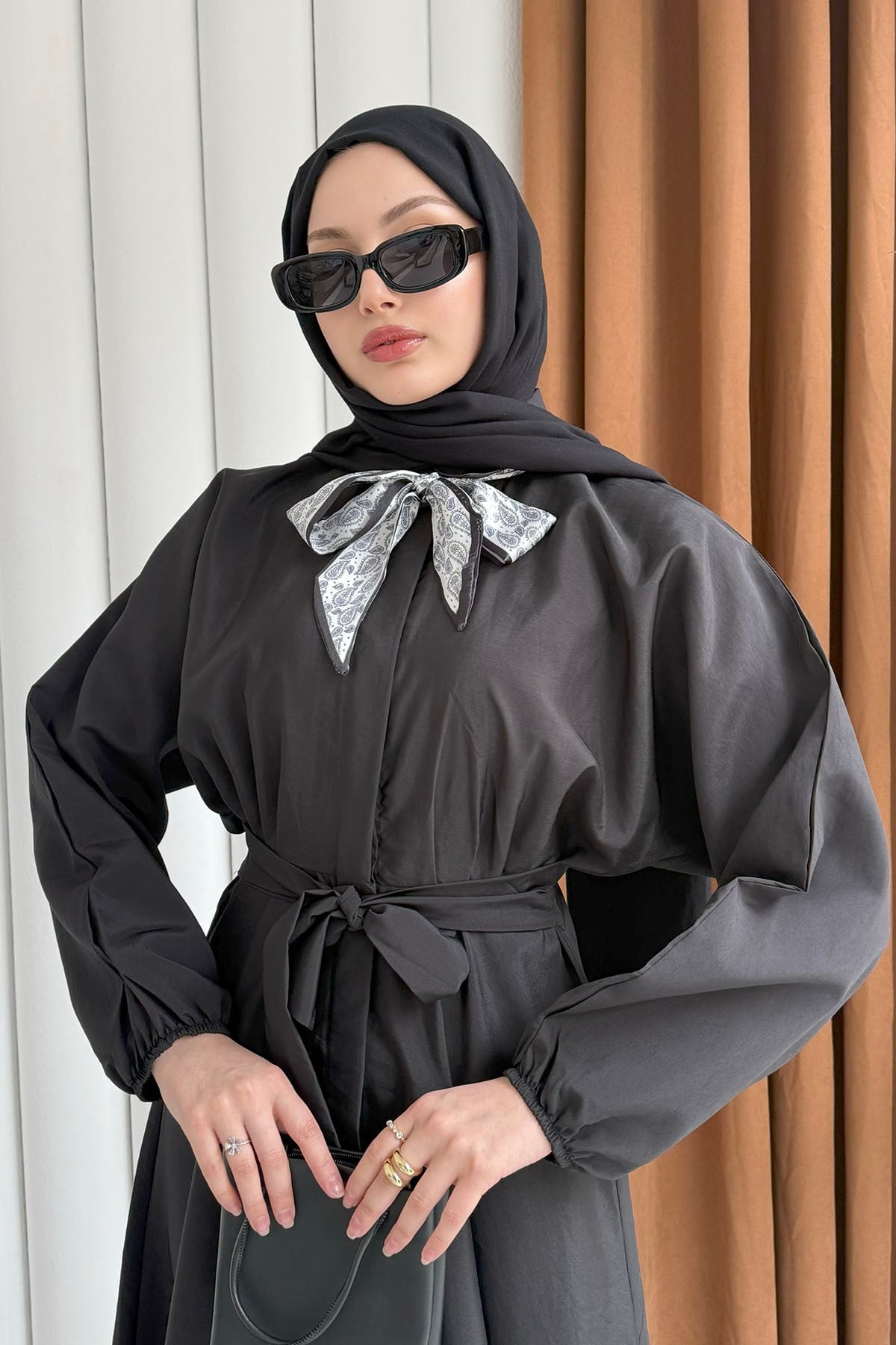 Fular Aksesuarlı Önden Düğmeli Kemerli Tesettür Elbise-SİYAH