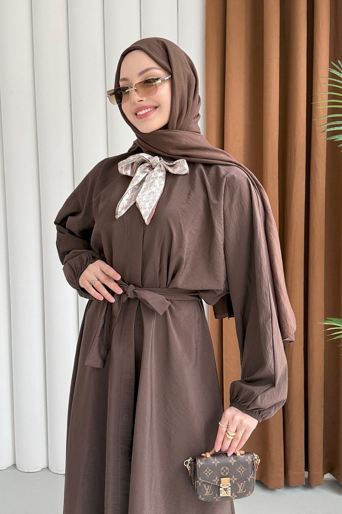Fular Aksesuarlı Önden Düğmeli Kemerli Tesettür Elbise-KAHVERENGİ