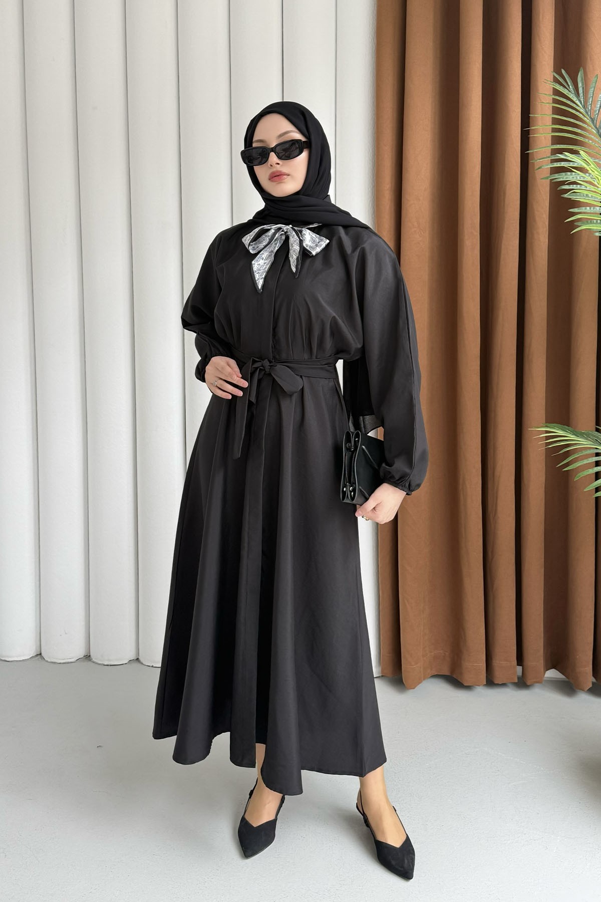 Fular Aksesuarlı Önden Düğmeli Kemerli Tesettür Elbise-SİYAH