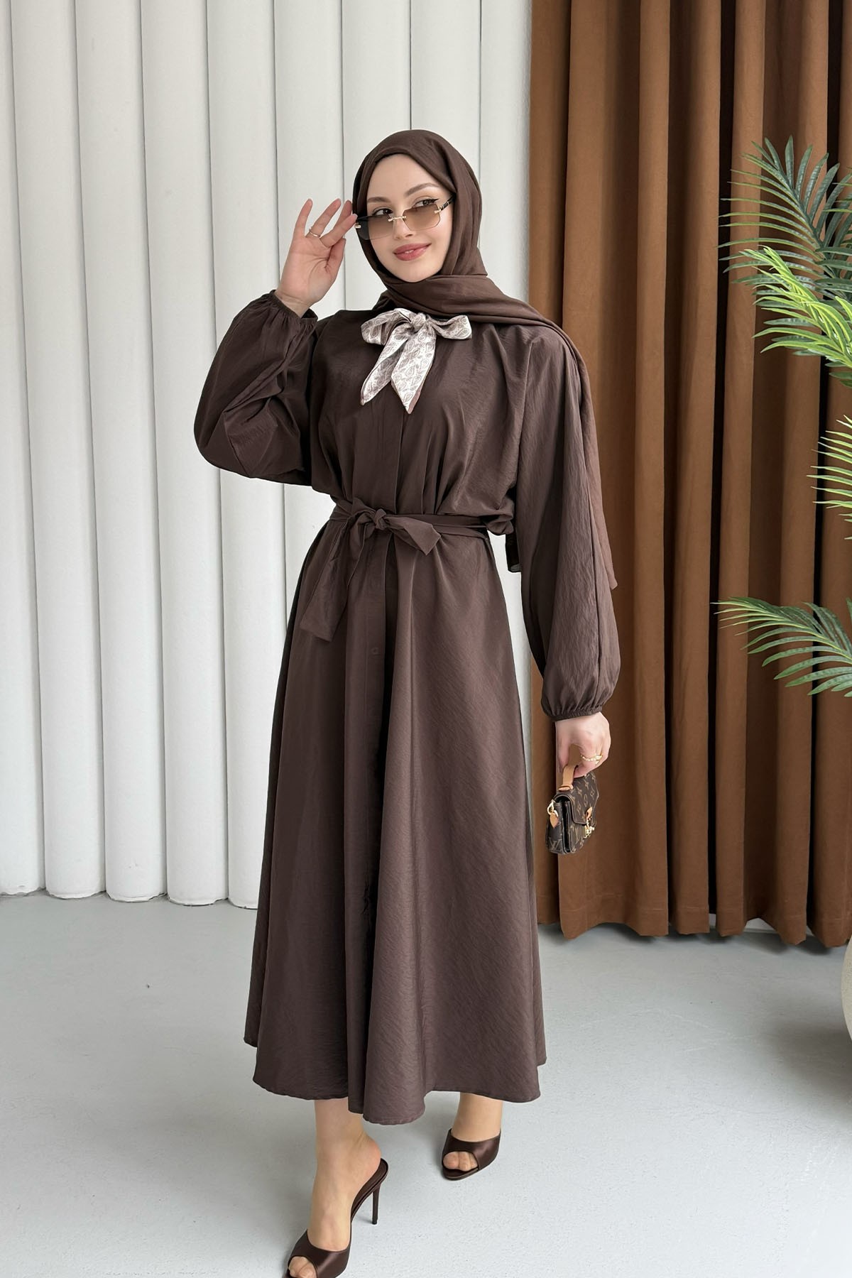Fular Aksesuarlı Önden Düğmeli Kemerli Tesettür Elbise-KAHVERENGİ
