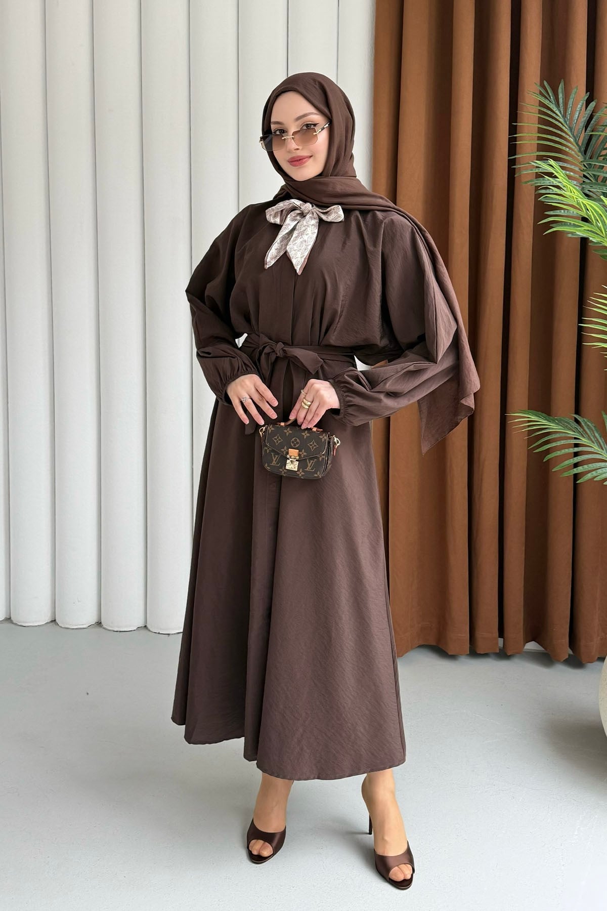 Fular Aksesuarlı Önden Düğmeli Kemerli Tesettür Elbise-KAHVERENGİ