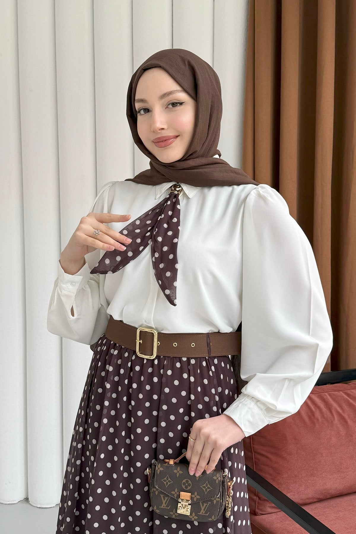 Fularlı Gömlek & Puantiye Etekli Kemerli Tesettür Takım-KAHVERENGİ