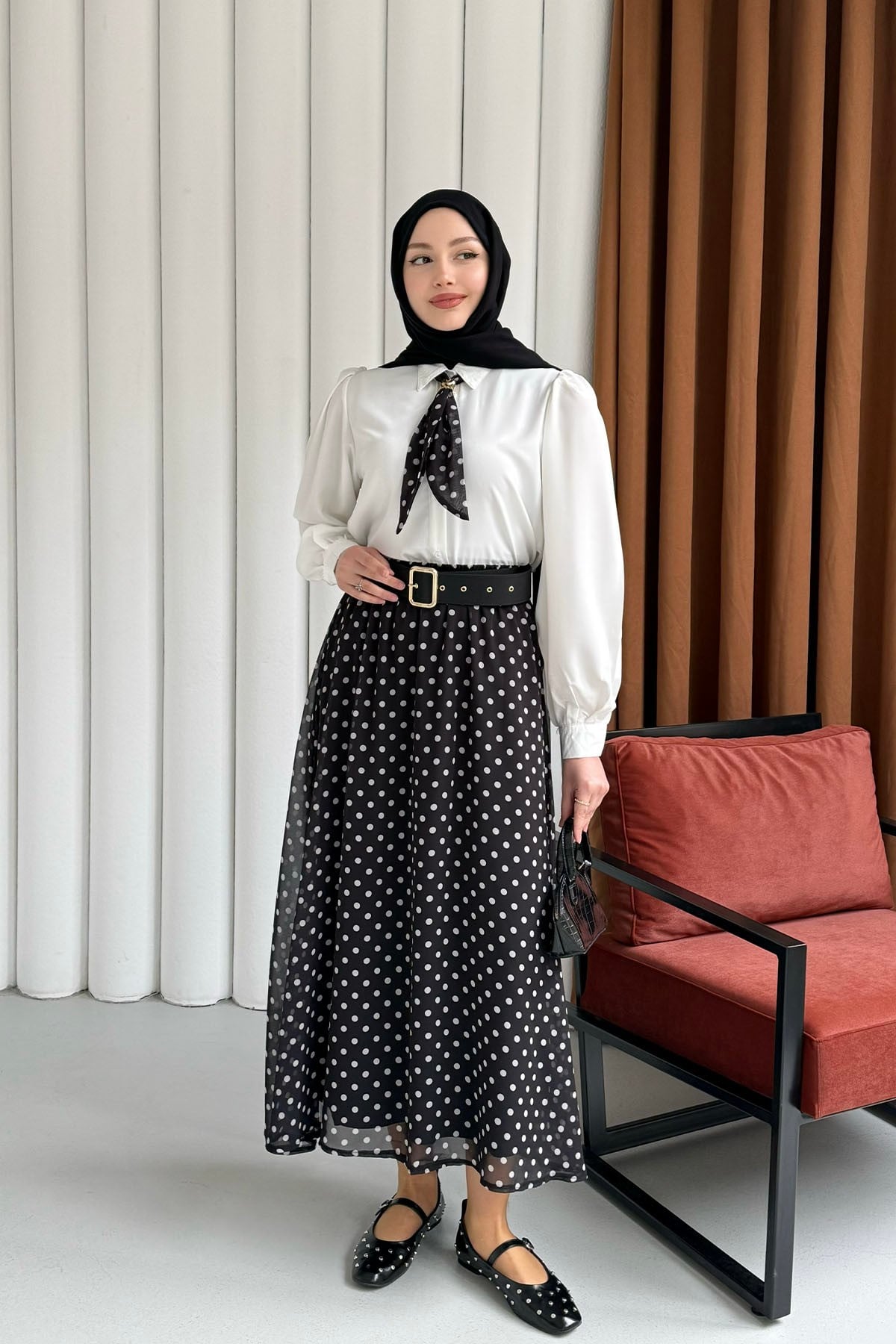 Fularlı Gömlek & Puantiye Etekli Kemerli Tesettür Takım-SİYAH