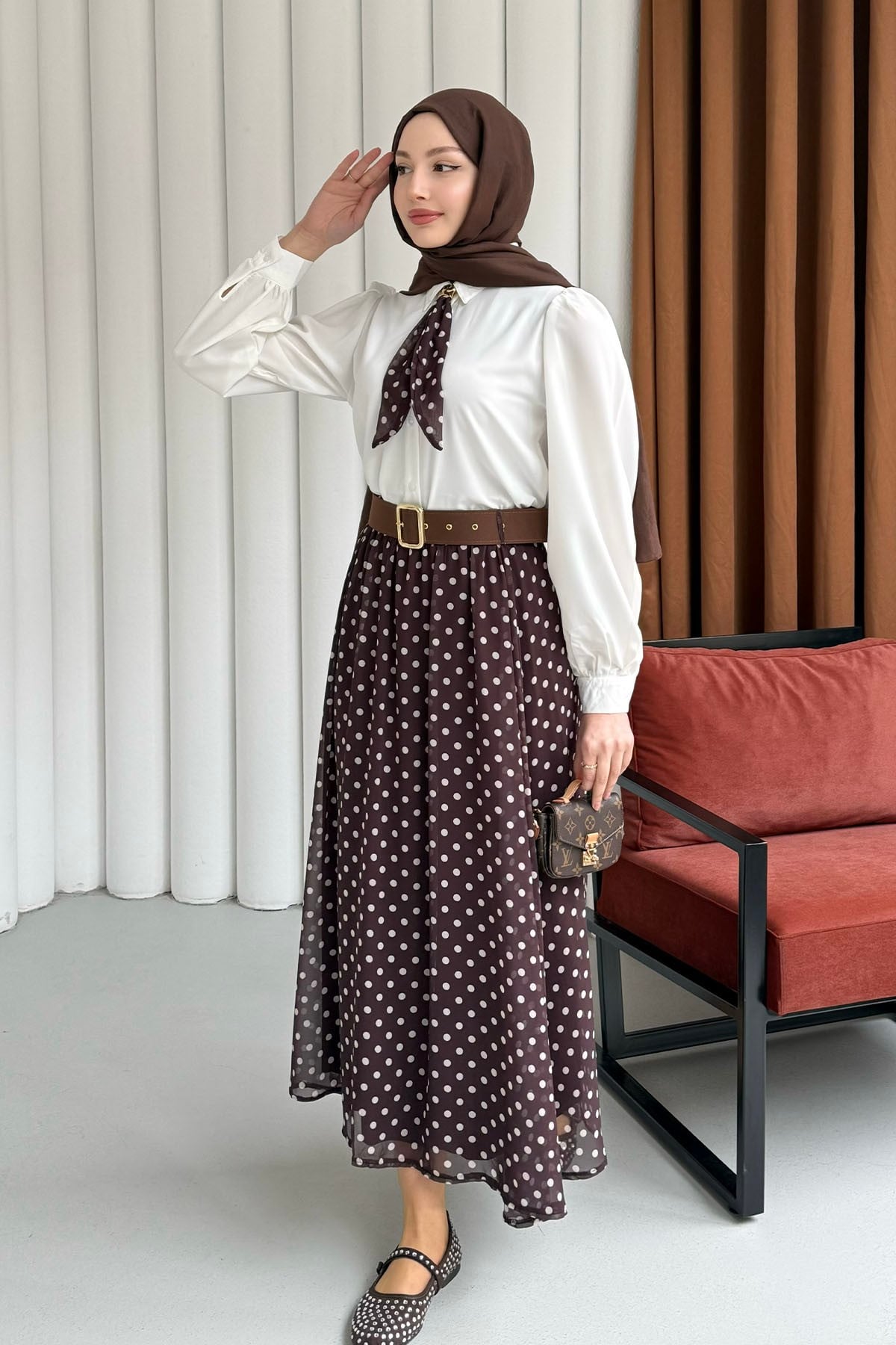 Fularlı Gömlek & Puantiye Etekli Kemerli Tesettür Takım-KAHVERENGİ