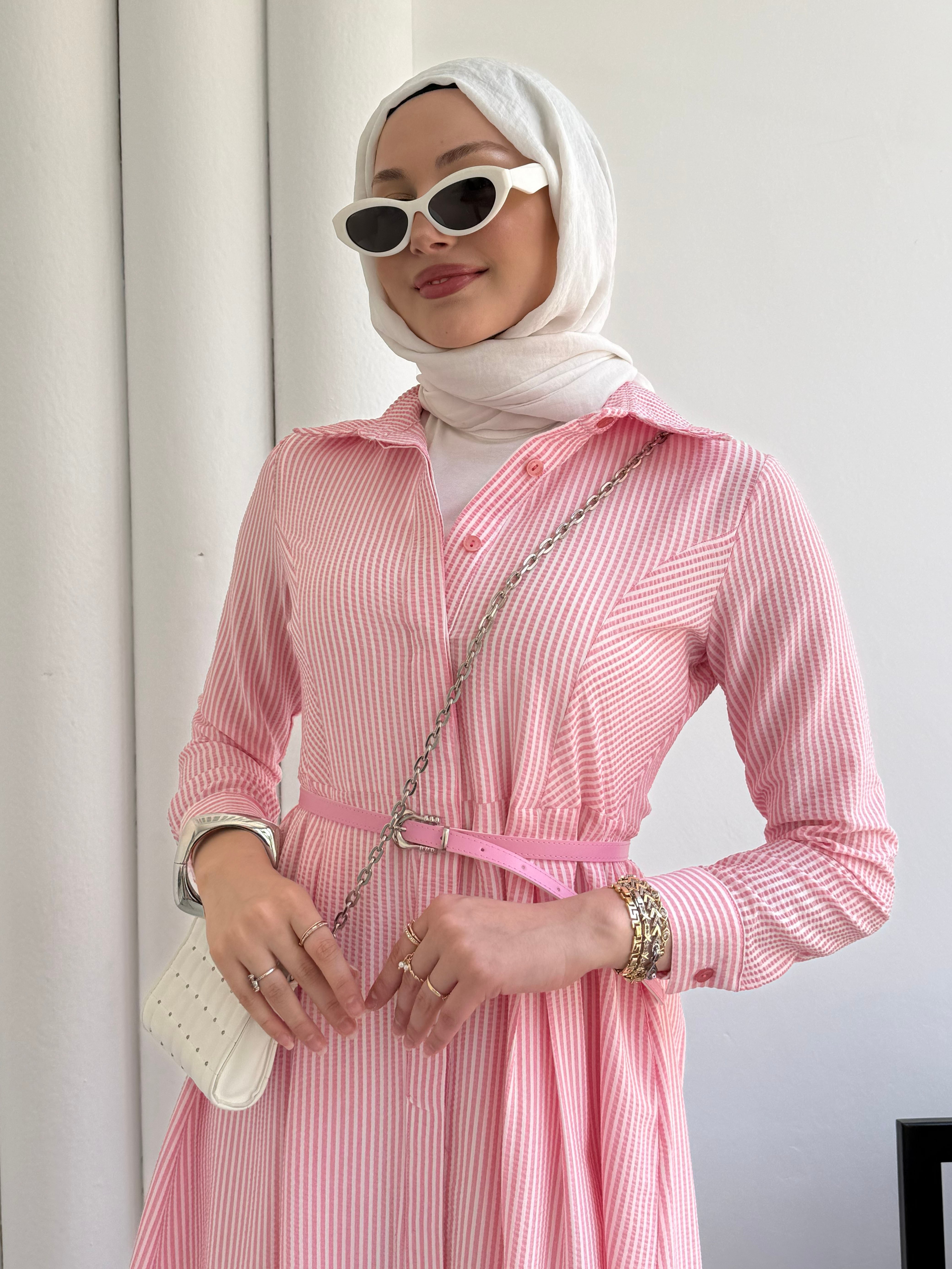 Gizli Düğme Detaylı Kemerli Çizgili Tesettür Elbise-PEMBE