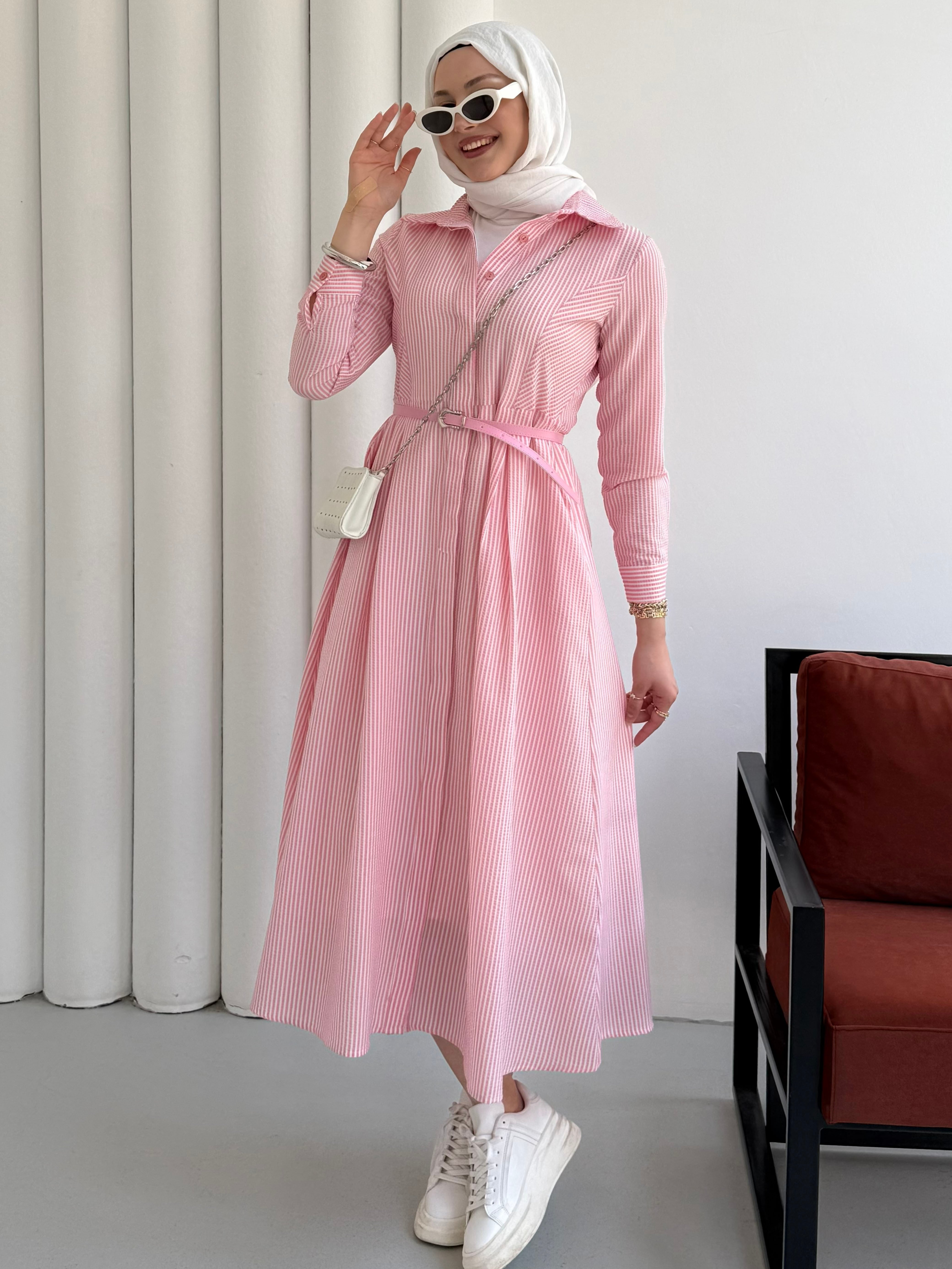 Gizli Düğme Detaylı Kemerli Çizgili Tesettür Elbise-PEMBE