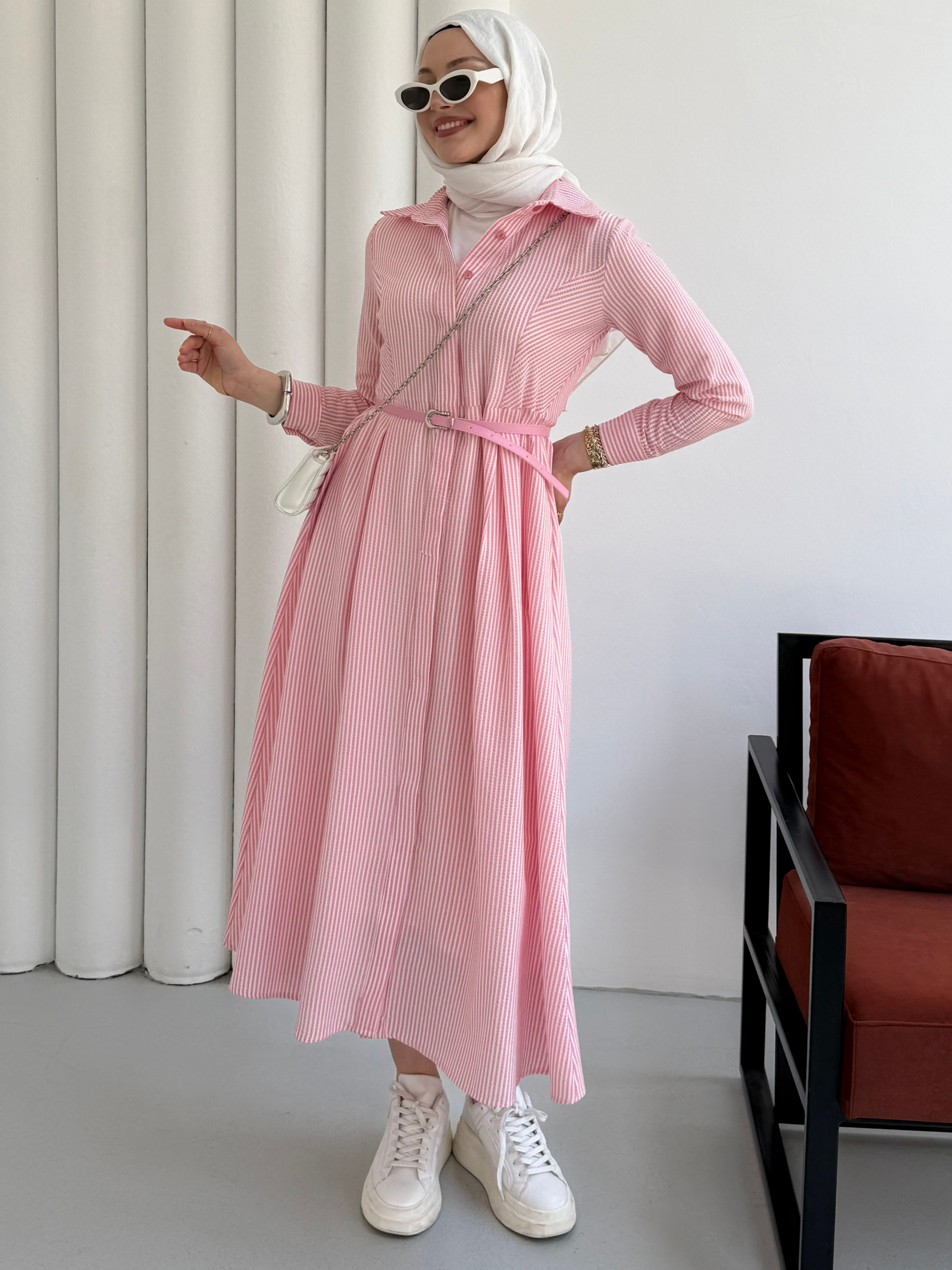 Gizli Düğme Detaylı Kemerli Çizgili Tesettür Elbise-PEMBE