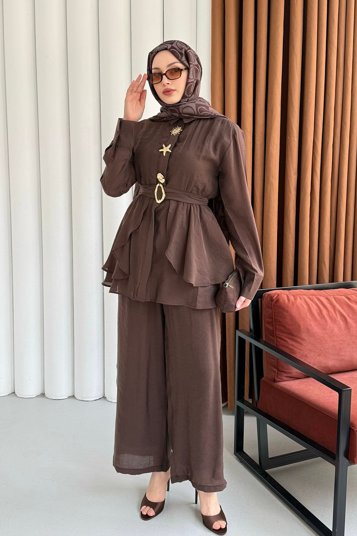 Gold Aksesuarlı Pantolonlu Tesettür Takım-KAHVERENGİ