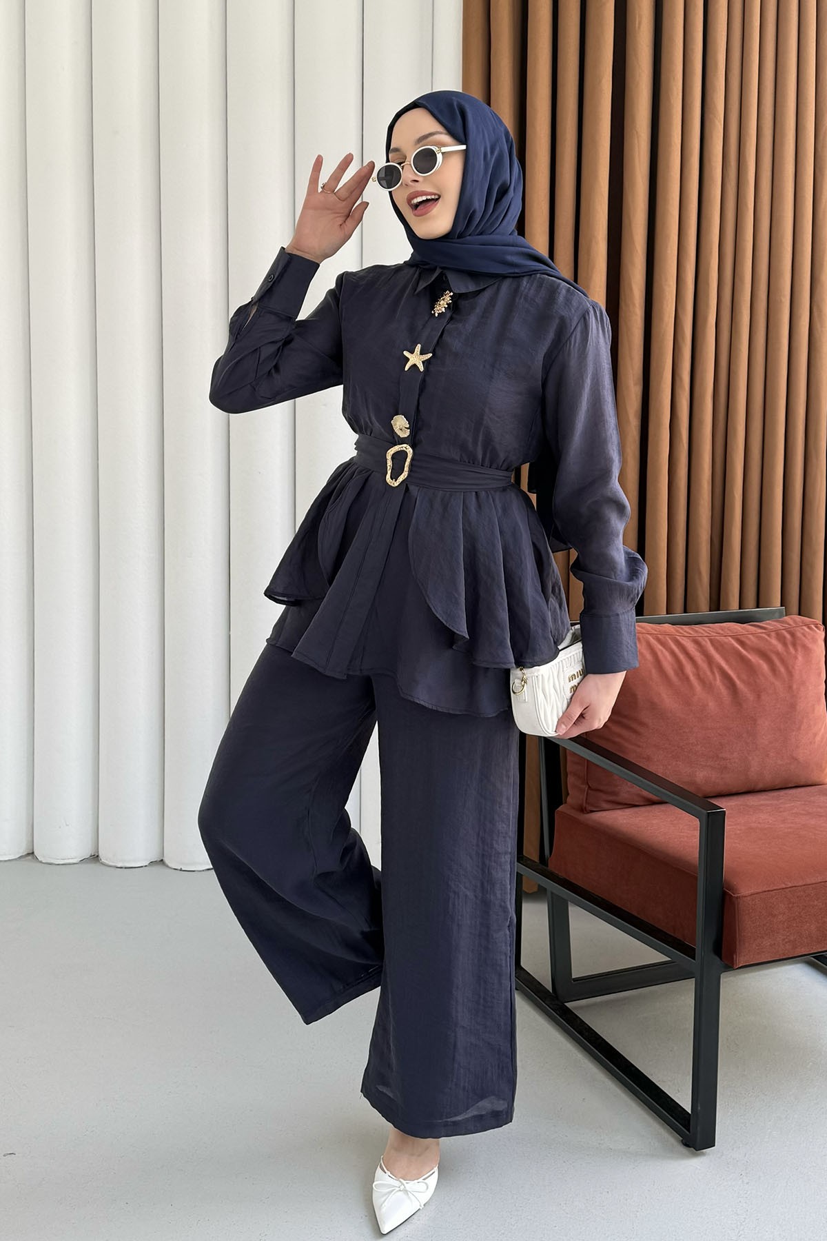 Gold Aksesuarlı Pantolonlu Tesettür Takım-LACİVERT