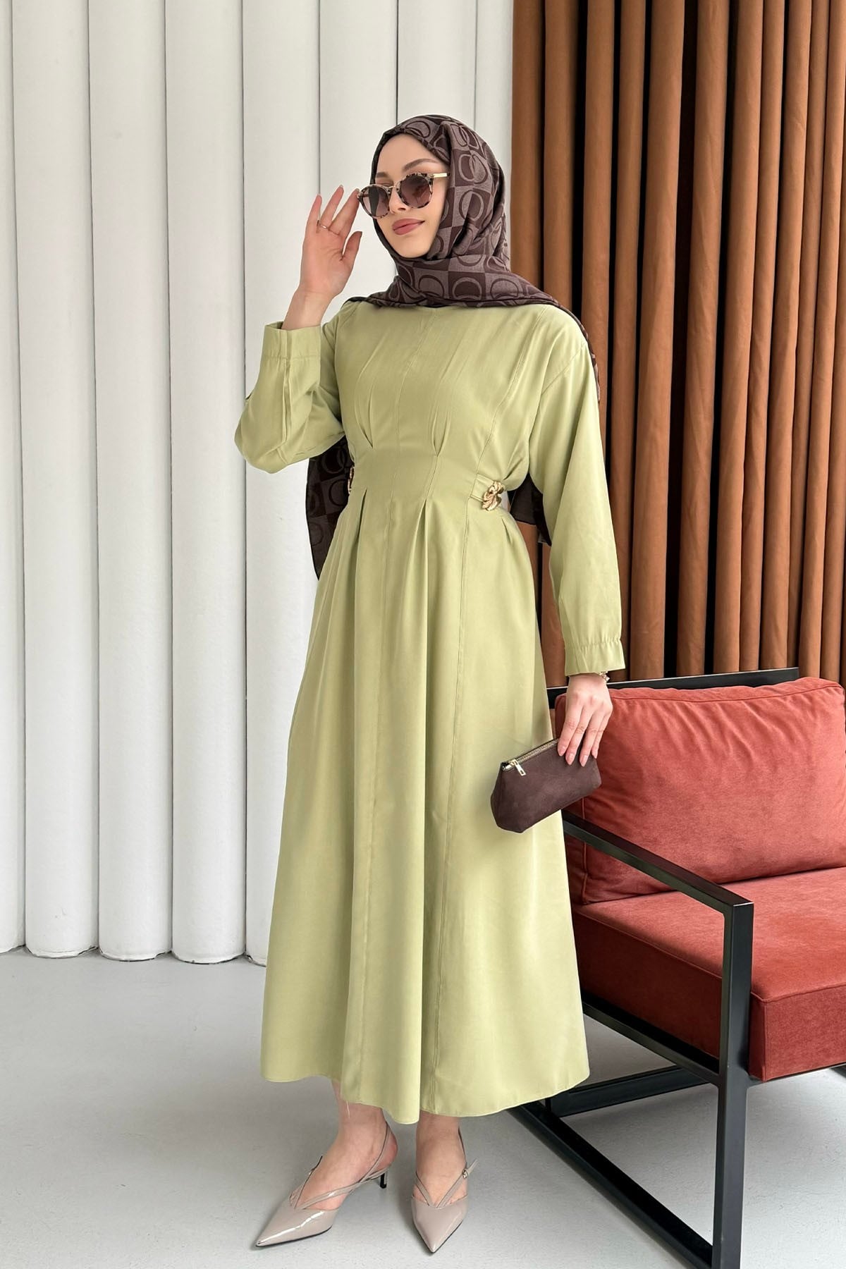 Gold Broş Bel Detaylı Tesettür Elbise-ÇAĞLA YEŞİLİ