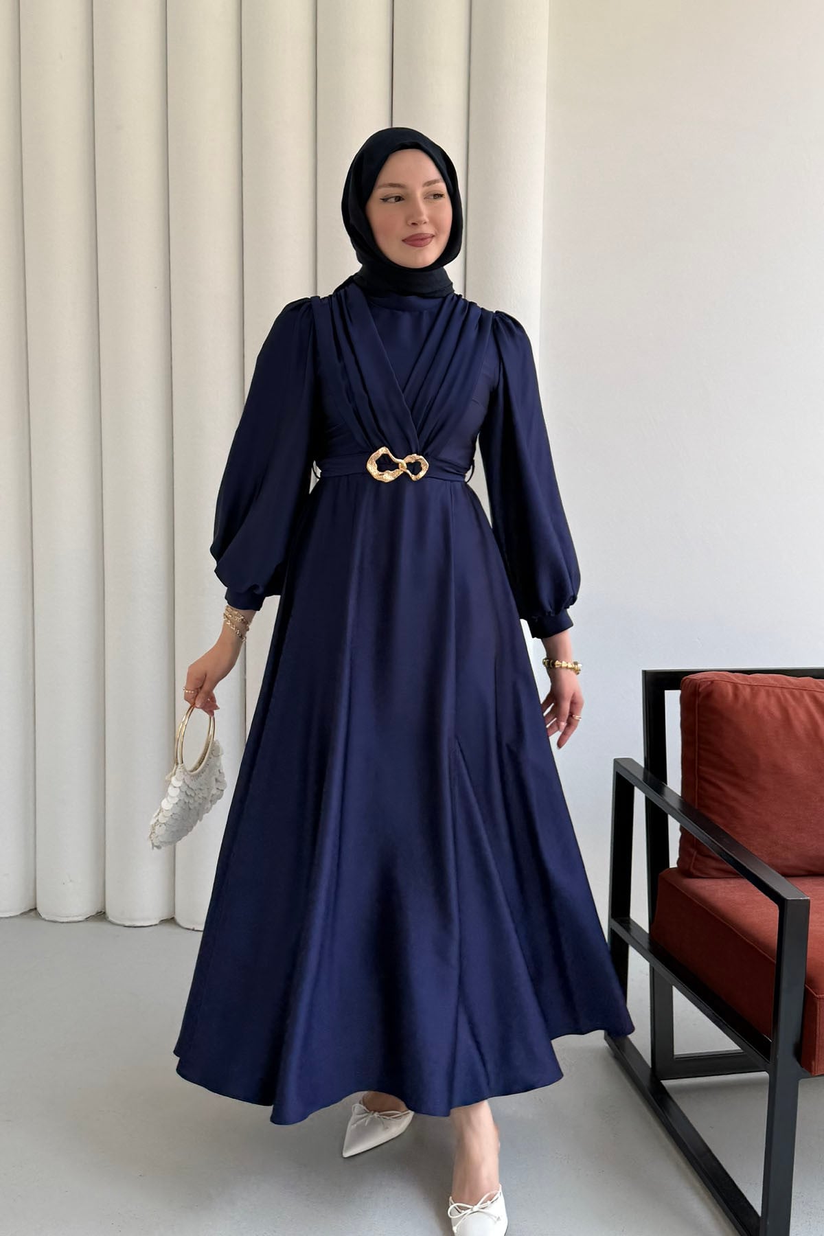 Kemer Toka Detaylı Saten Tesettür Elbise-LACİVERT