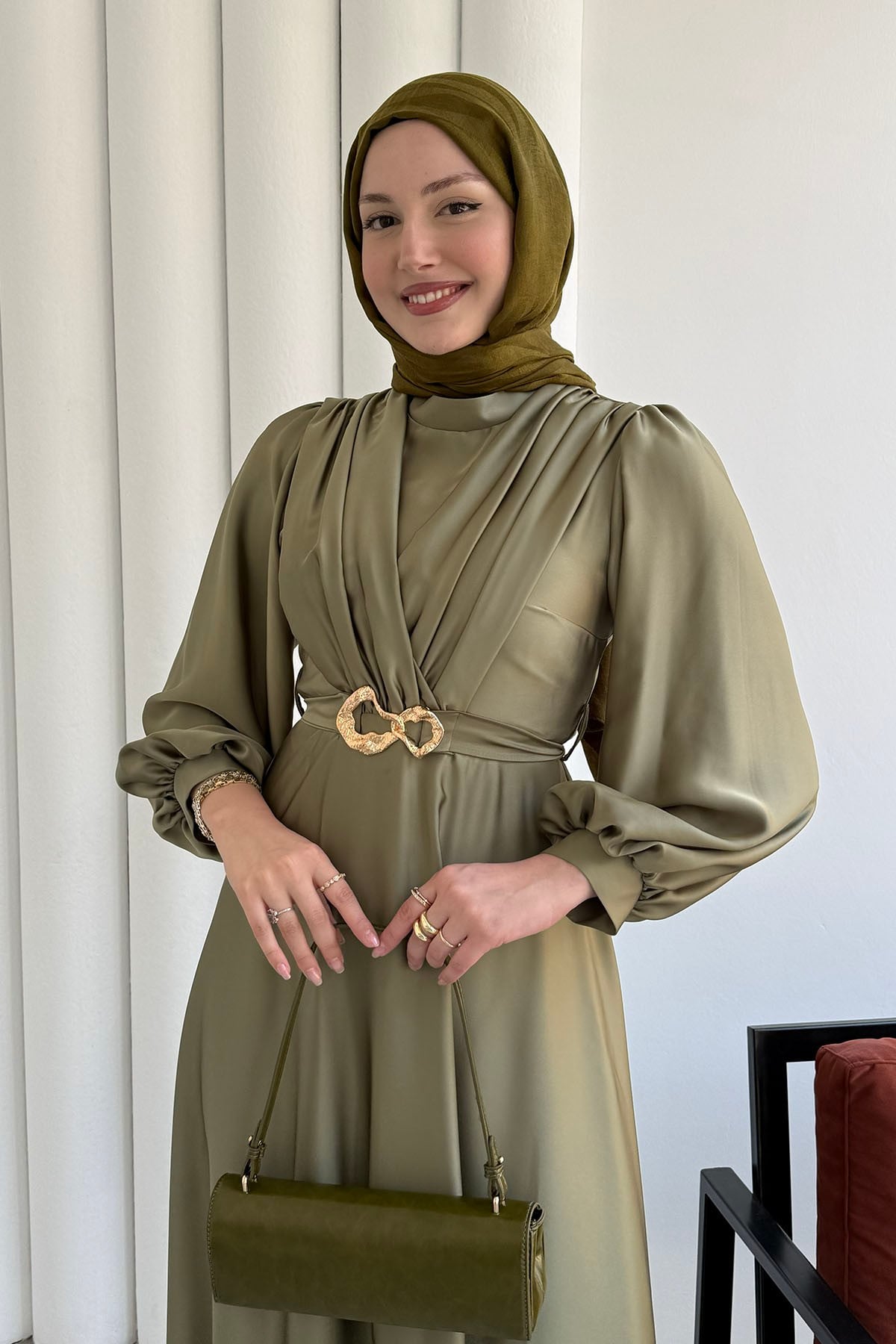 Kemer Toka Detaylı Saten Tesettür Elbise-ÇAĞLA YEŞİLİ