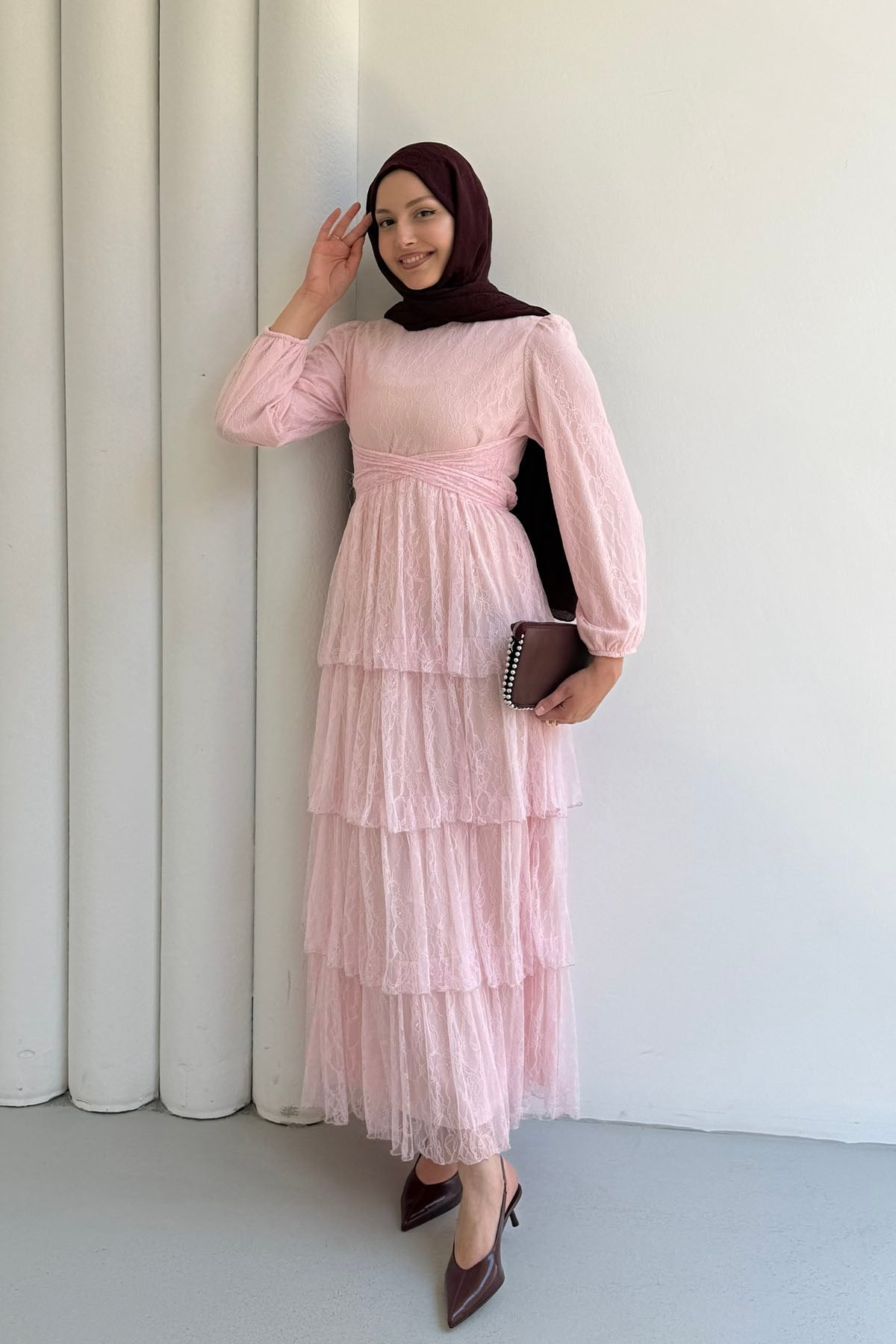 Kendinden Kuşaklı Kat Kat Dantel Tesettür Elbise-PEMBE