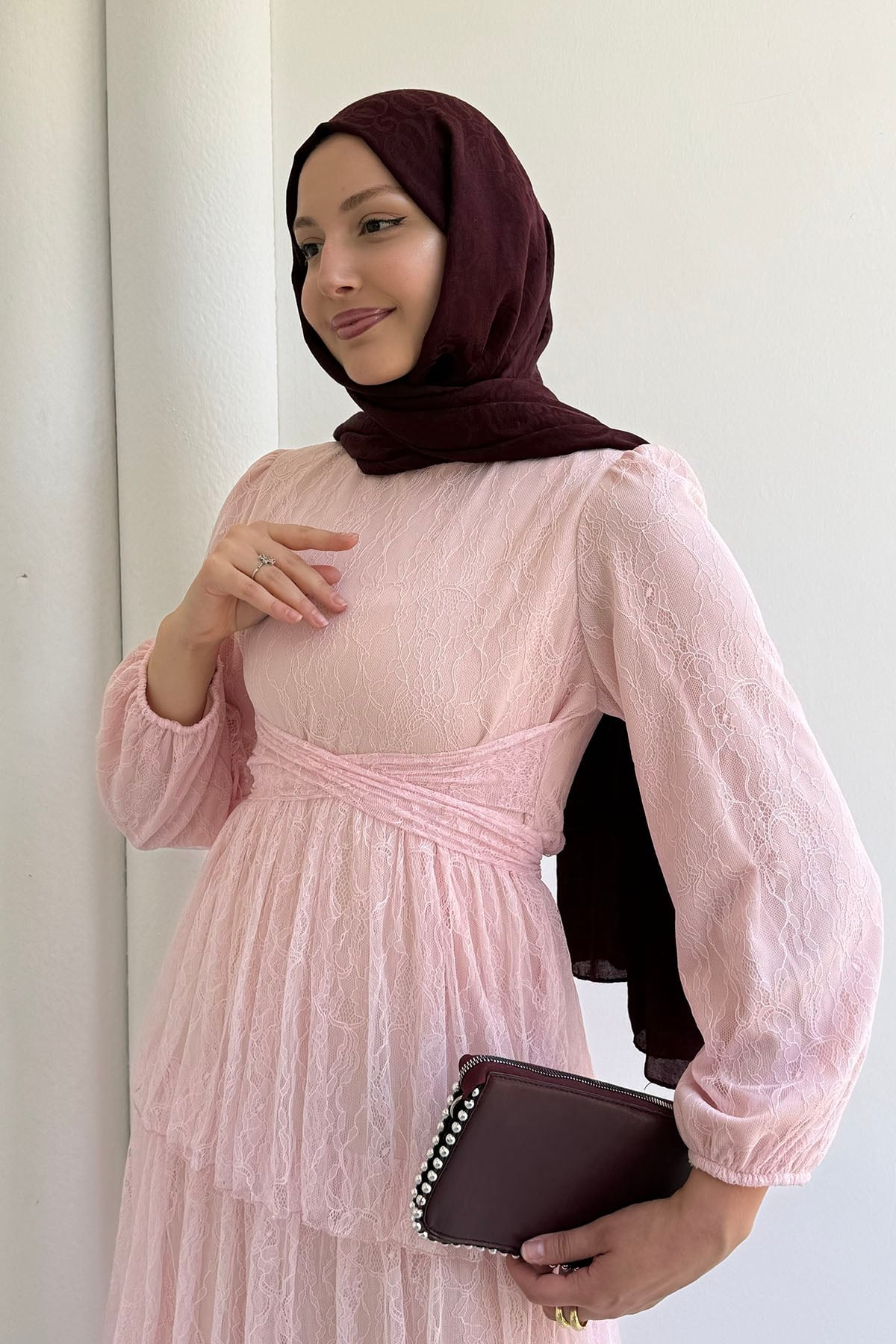 Kendinden Kuşaklı Kat Kat Dantel Tesettür Elbise-PEMBE