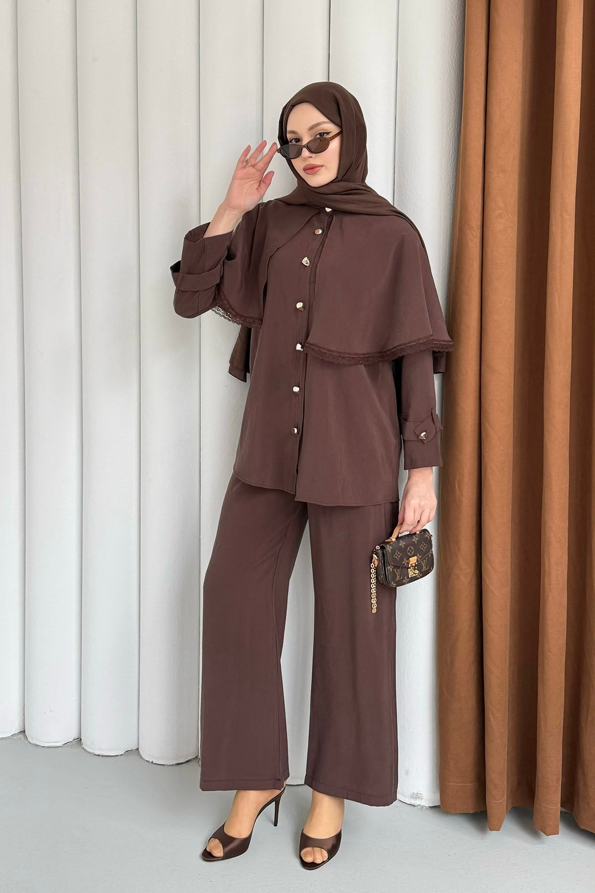 Kendinden Pelerinli Nakış Detaylı Gold Düğmeli Tesettür Takım-KAHVERENGİ