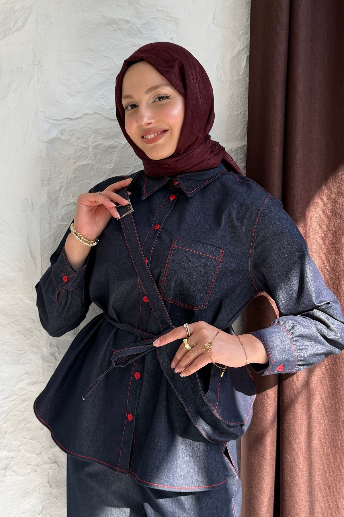 Kırmızı Dikiş ve Düğme Detaylı Çantalı Denim Tesettür Takım-LACİVERT
