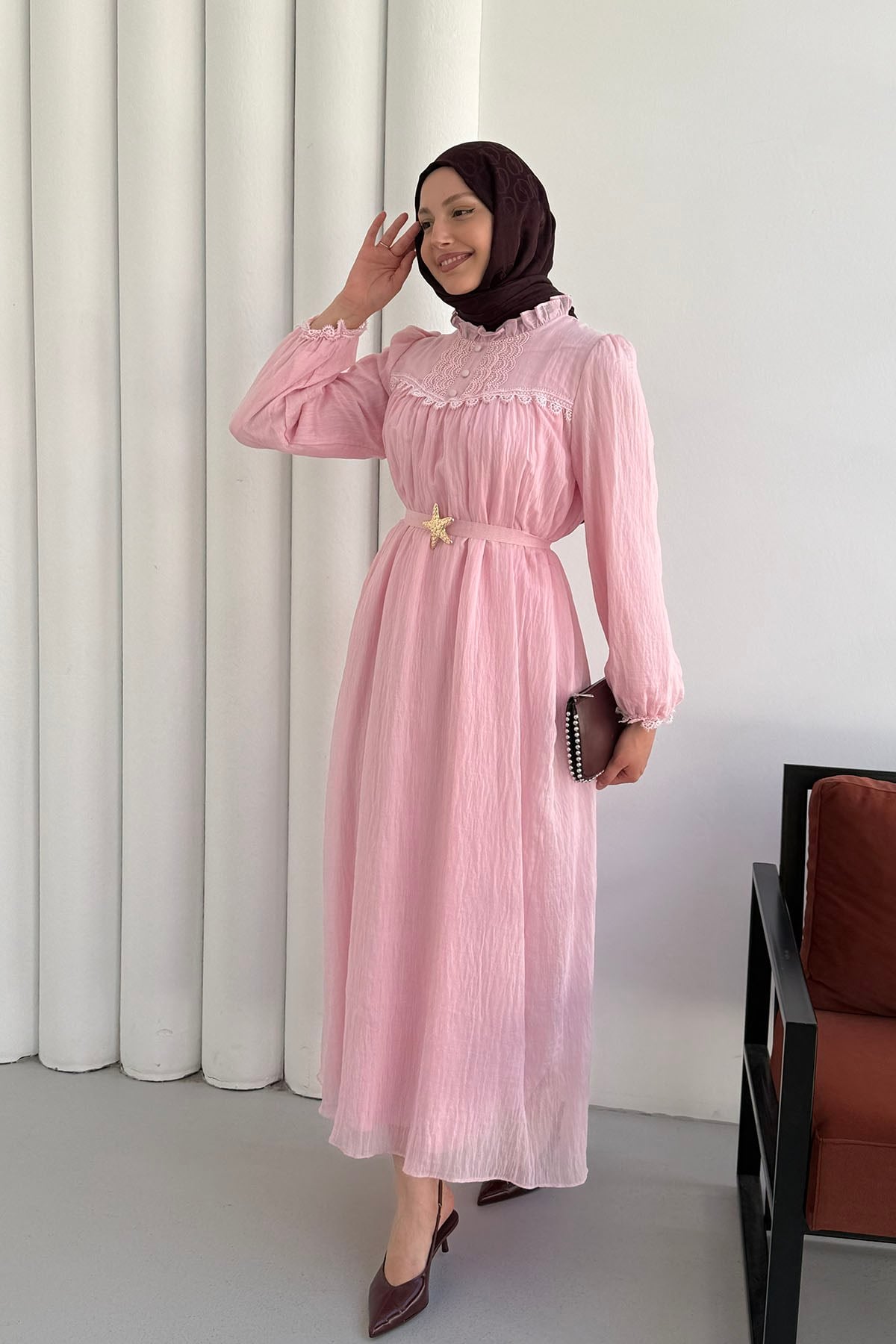 Kol Ve Yaka Dantel Detaylı Broş Kemerli Tesettür Elbise-PEMBE