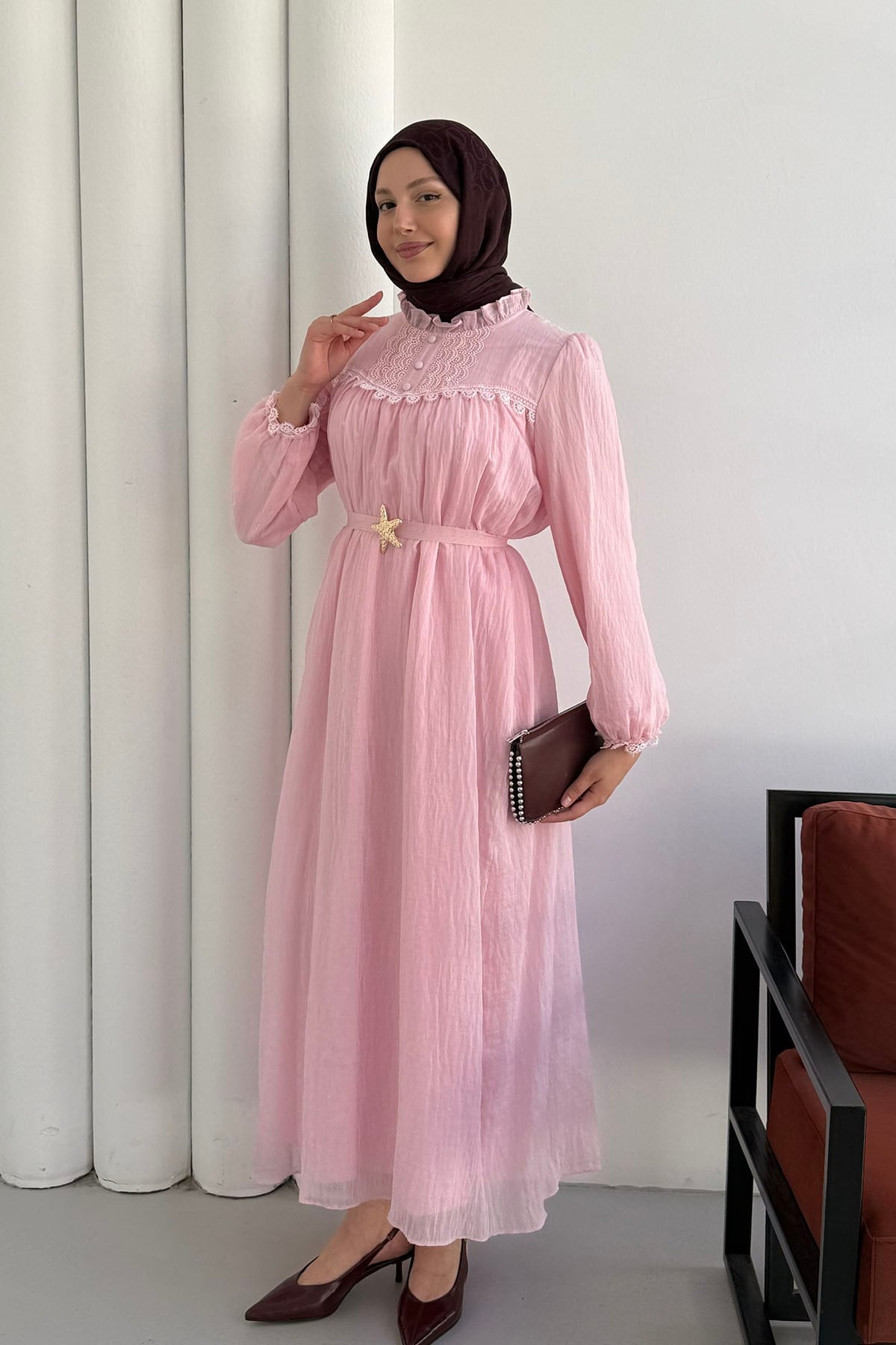 Kol Ve Yaka Dantel Detaylı Broş Kemerli Tesettür Elbise-PEMBE