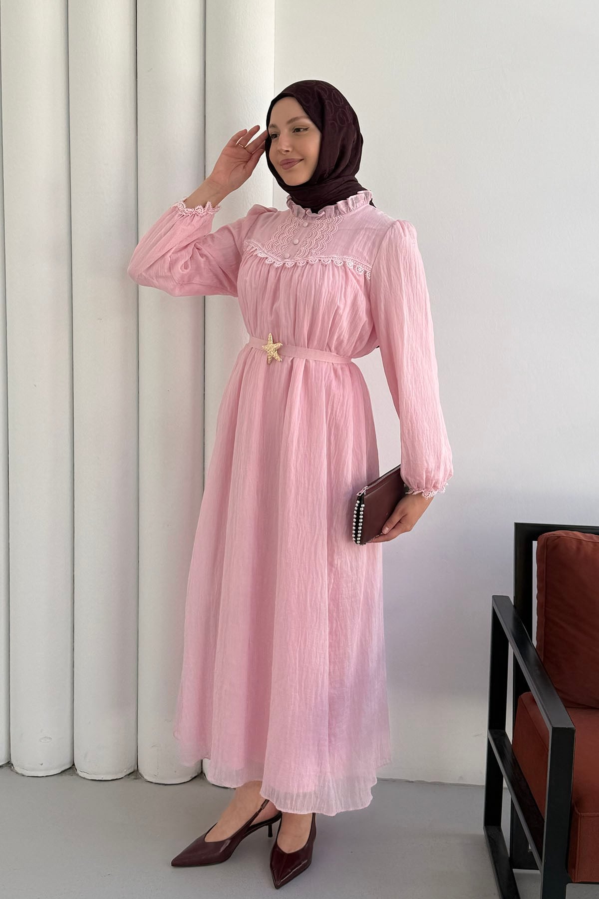 Kol Ve Yaka Dantel Detaylı Broş Kemerli Tesettür Elbise-PEMBE