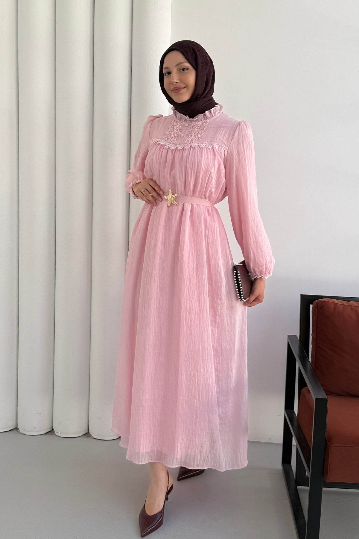Kol Ve Yaka Dantel Detaylı Broş Kemerli Tesettür Elbise-PEMBE