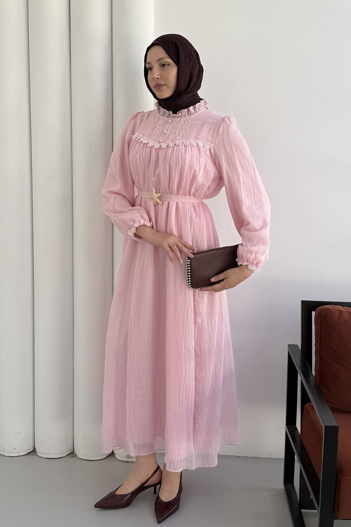 Kol Ve Yaka Dantel Detaylı Broş Kemerli Tesettür Elbise-PEMBE