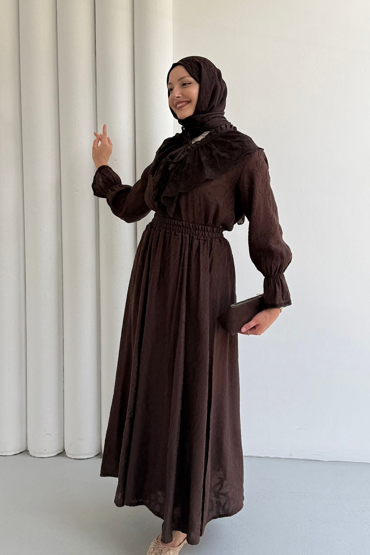 Kolları Lastik Detaylı Dantel Yaka Etekli Tesettür Takım-KAHVERENGİ