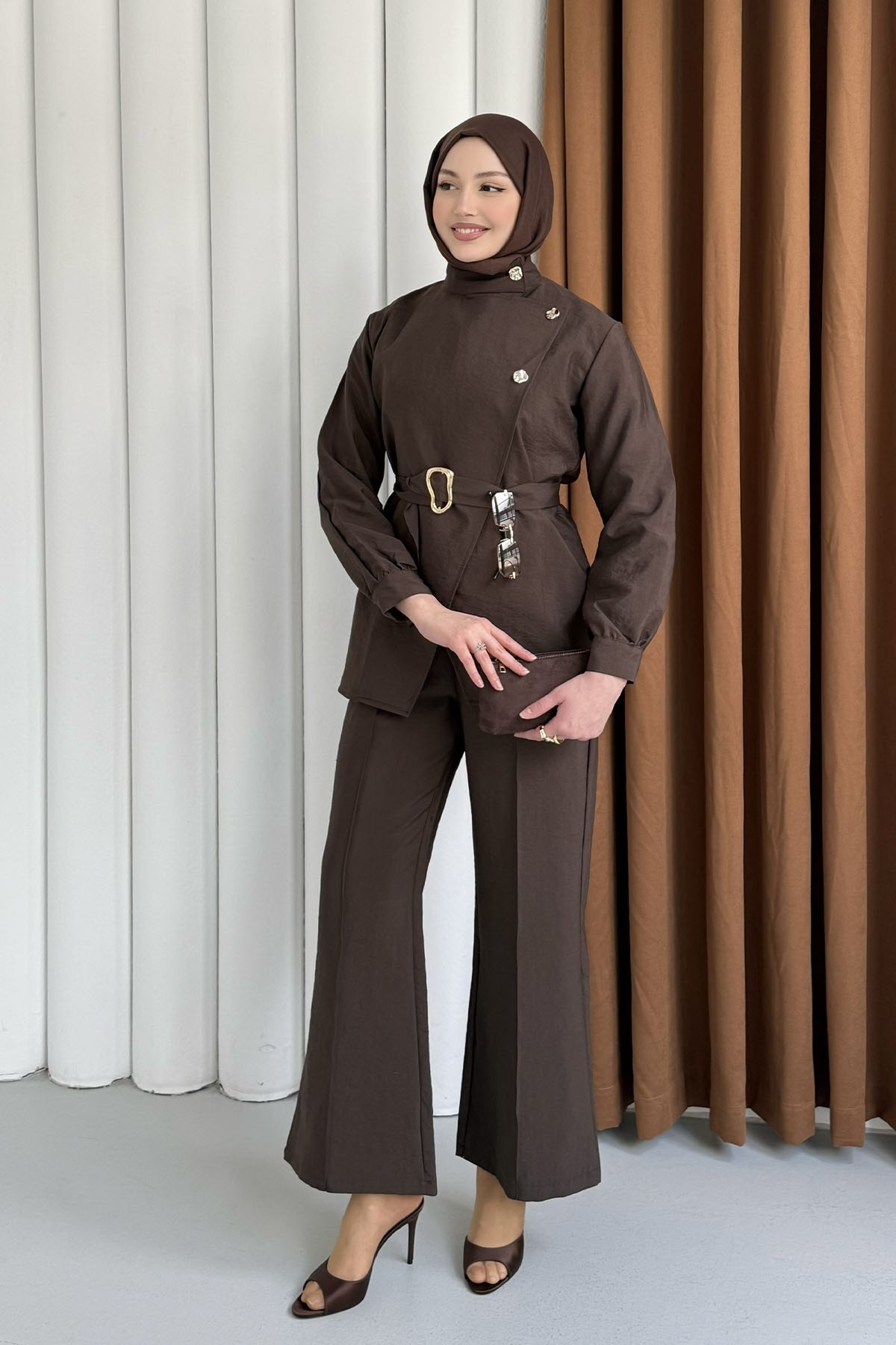 Minimal Asimetrik Kesim Pantolonlu Tesettür Takım-KAHVERENGİ