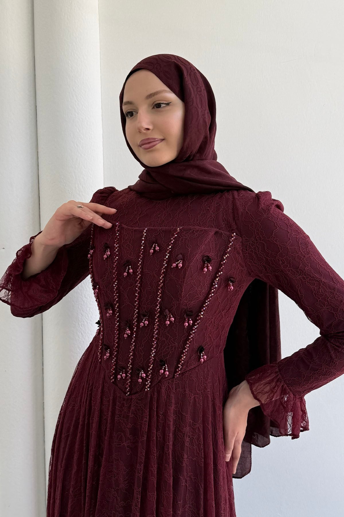 Mirella Dantel & Boncuk İşlemeli Korse Detaylı Tesettür Abiye-BORDO