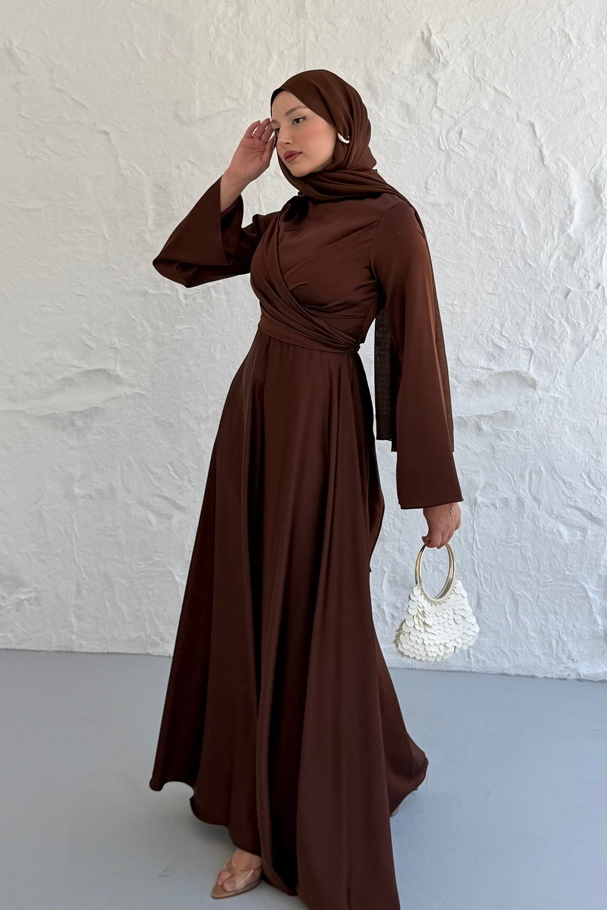 Nevora Çapraz Drape Detaylı Saten Tesettür Abiye-KAHVERENGİ