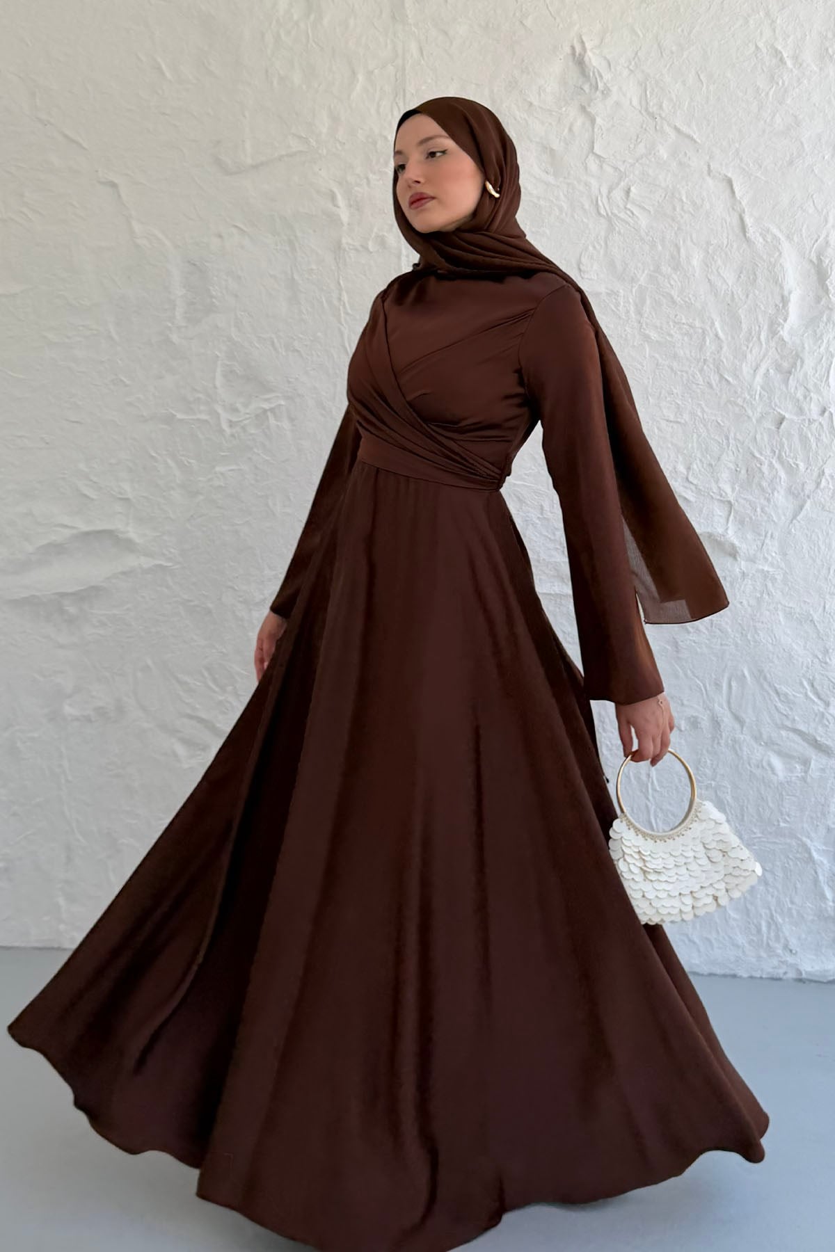 Nevora Çapraz Drape Detaylı Saten Tesettür Abiye-KAHVERENGİ