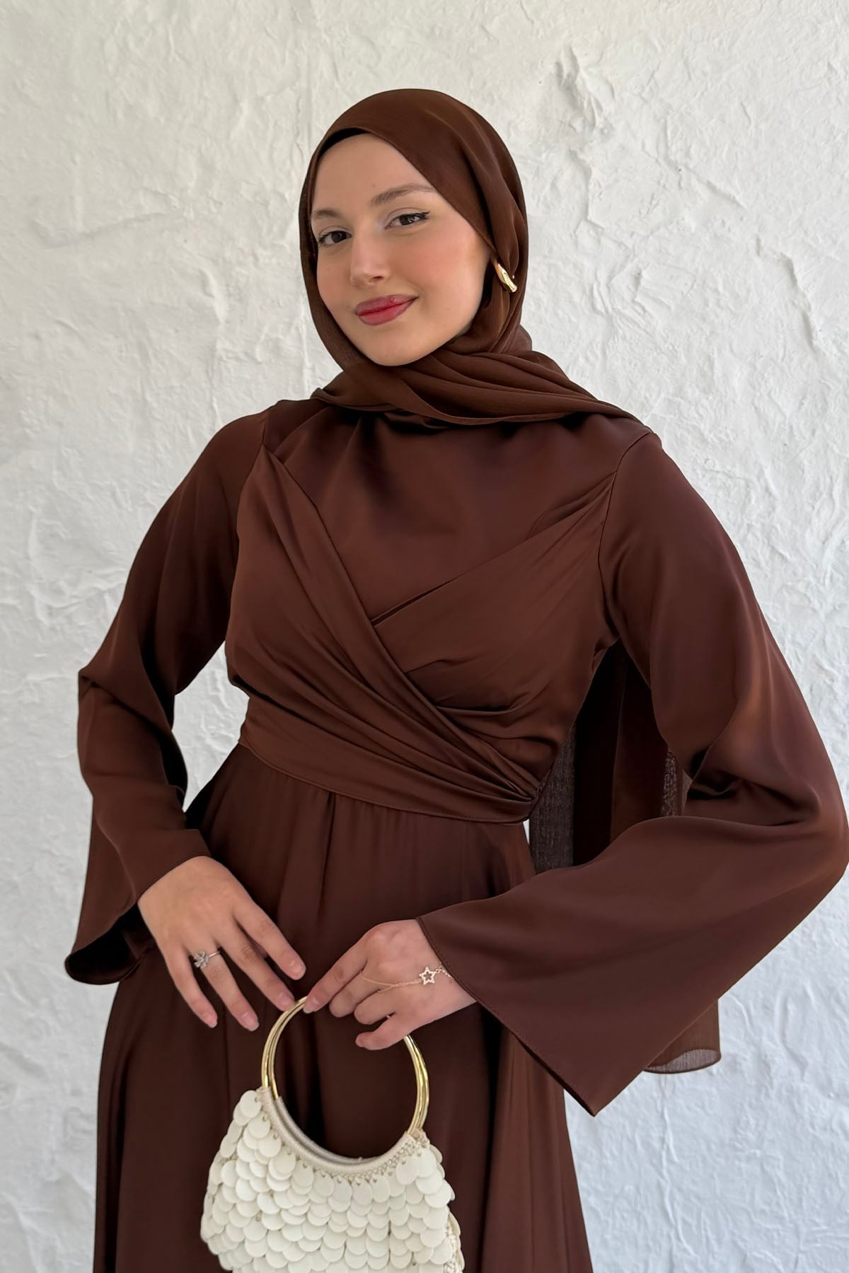 Nevora Çapraz Drape Detaylı Saten Tesettür Abiye-KAHVERENGİ