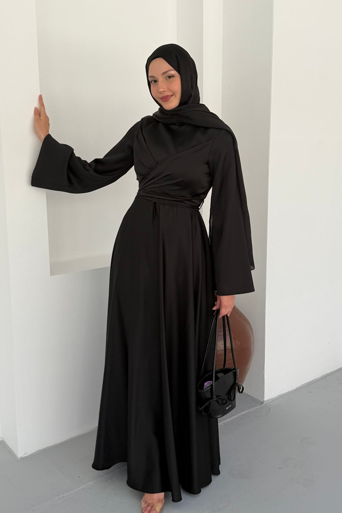 Nevora Çapraz Drape Detaylı Saten Tesettür Abiye-SİYAH