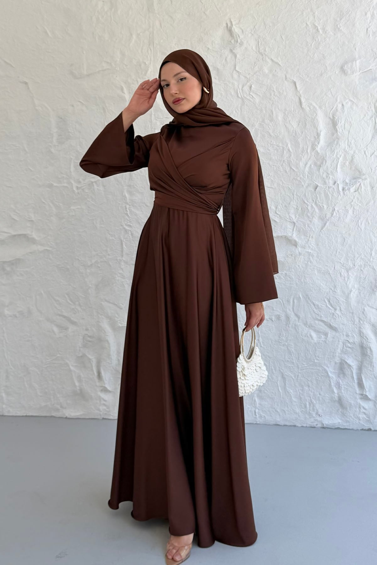 Nevora Çapraz Drape Detaylı Saten Tesettür Abiye-KAHVERENGİ