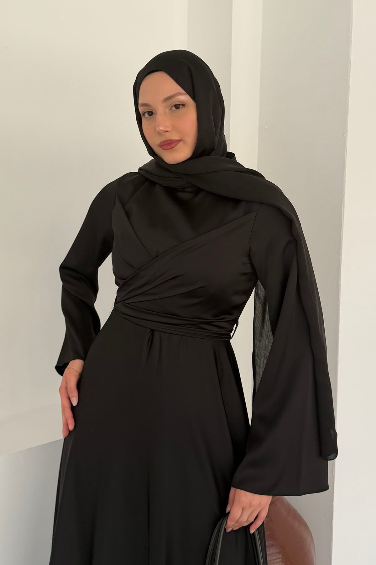Nevora Çapraz Drape Detaylı Saten Tesettür Abiye-SİYAH