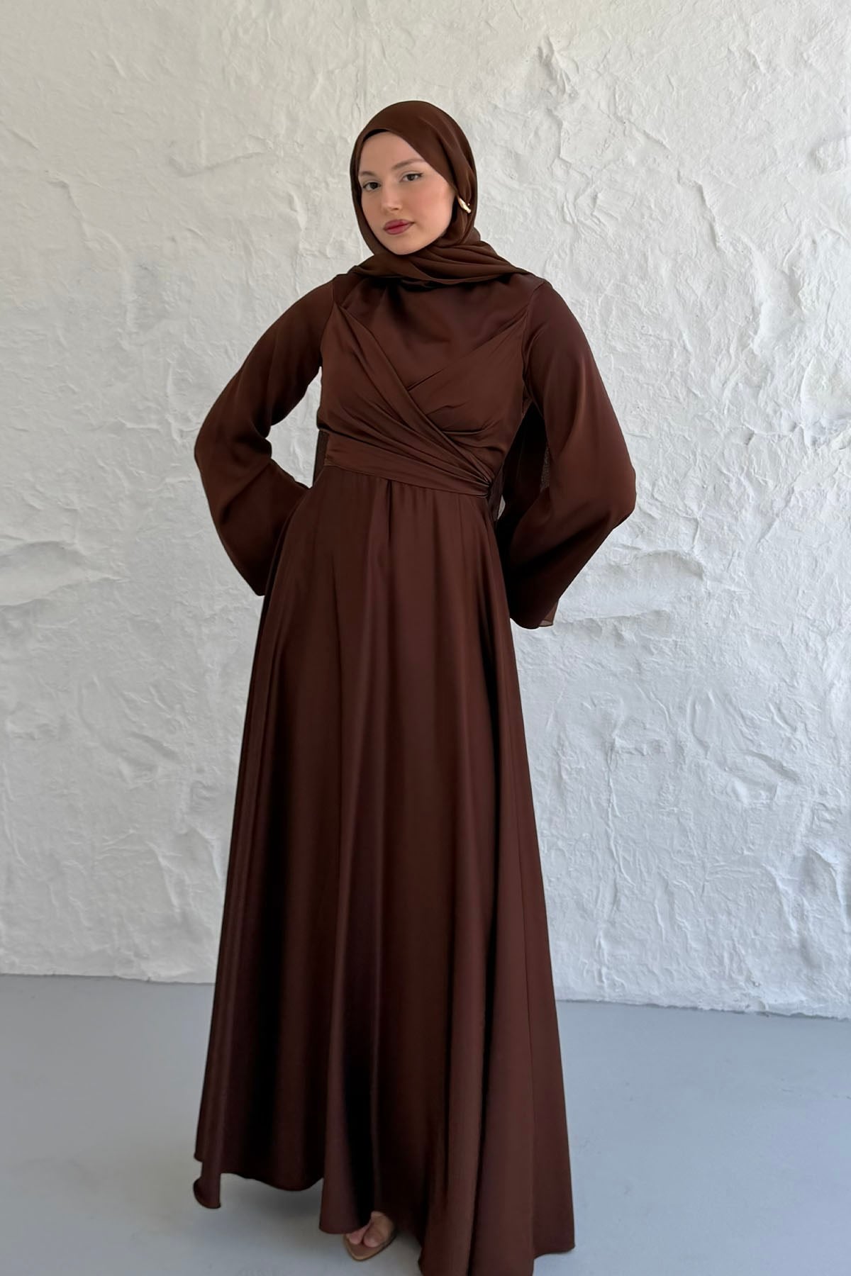 Nevora Çapraz Drape Detaylı Saten Tesettür Abiye-KAHVERENGİ