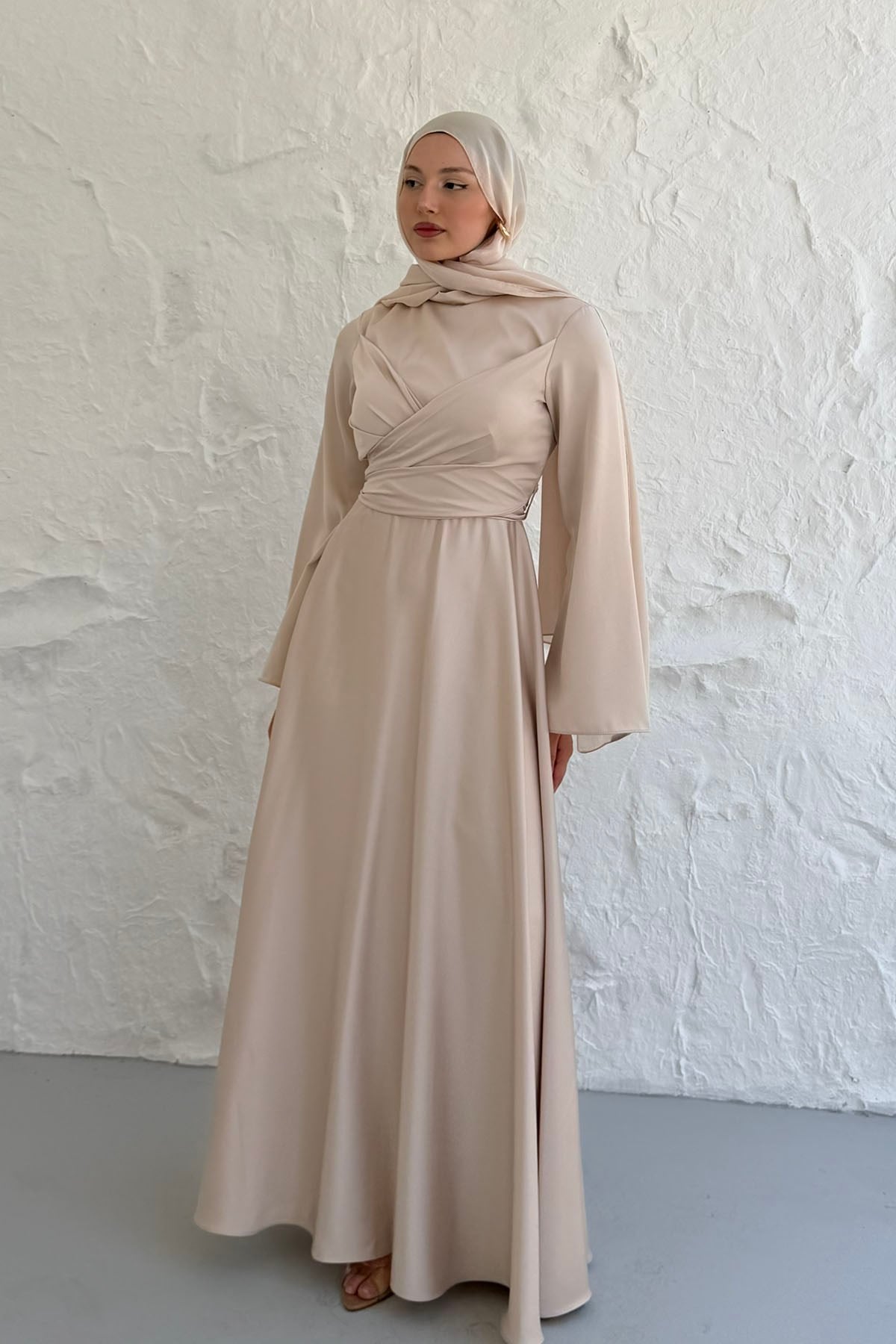 Nevora Çapraz Drape Detaylı Saten Tesettür Abiye-BEJ
