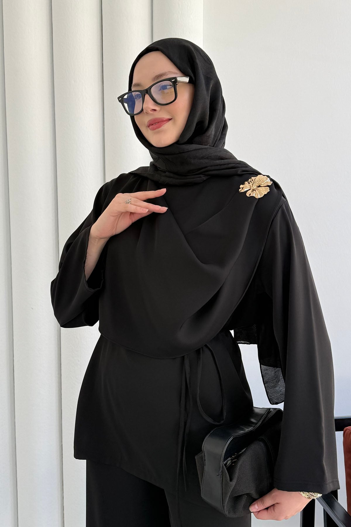Omzu Şal Yaka Detaylı Broşlu Pantolon Tesettür Takım-SİYAH