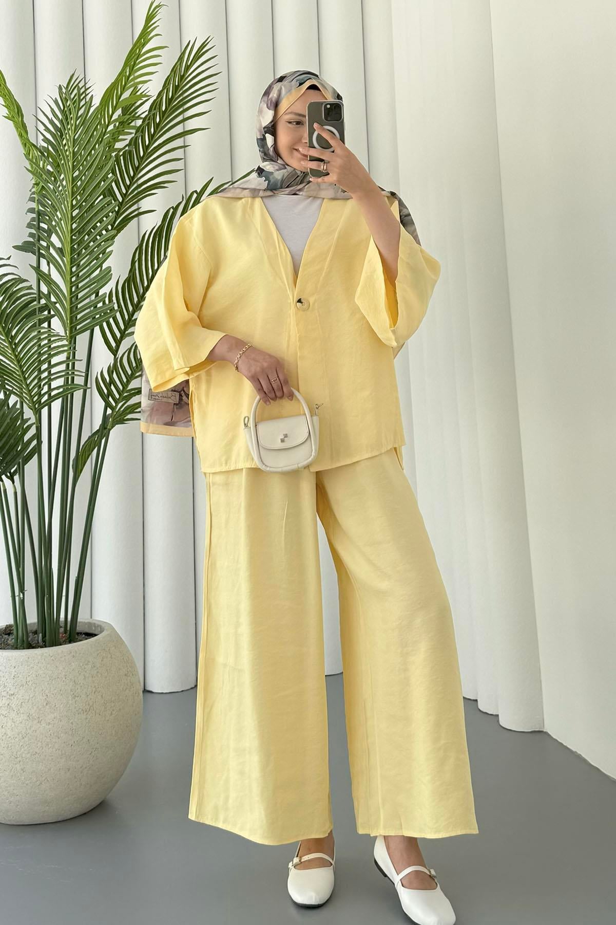 Önden Düğmeli Yanları Yırtmaçlı Ceketli Tesettür Takım-SARI