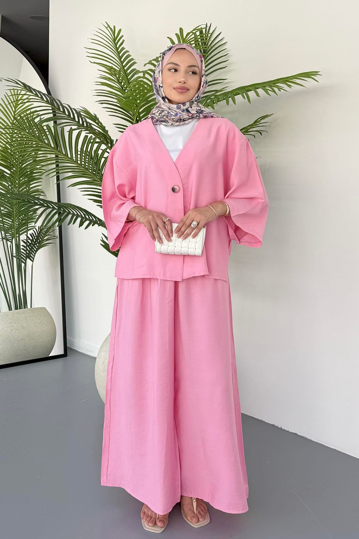 Önden Düğmeli Yanları Yırtmaçlı Ceketli Tesettür Takım-PEMBE