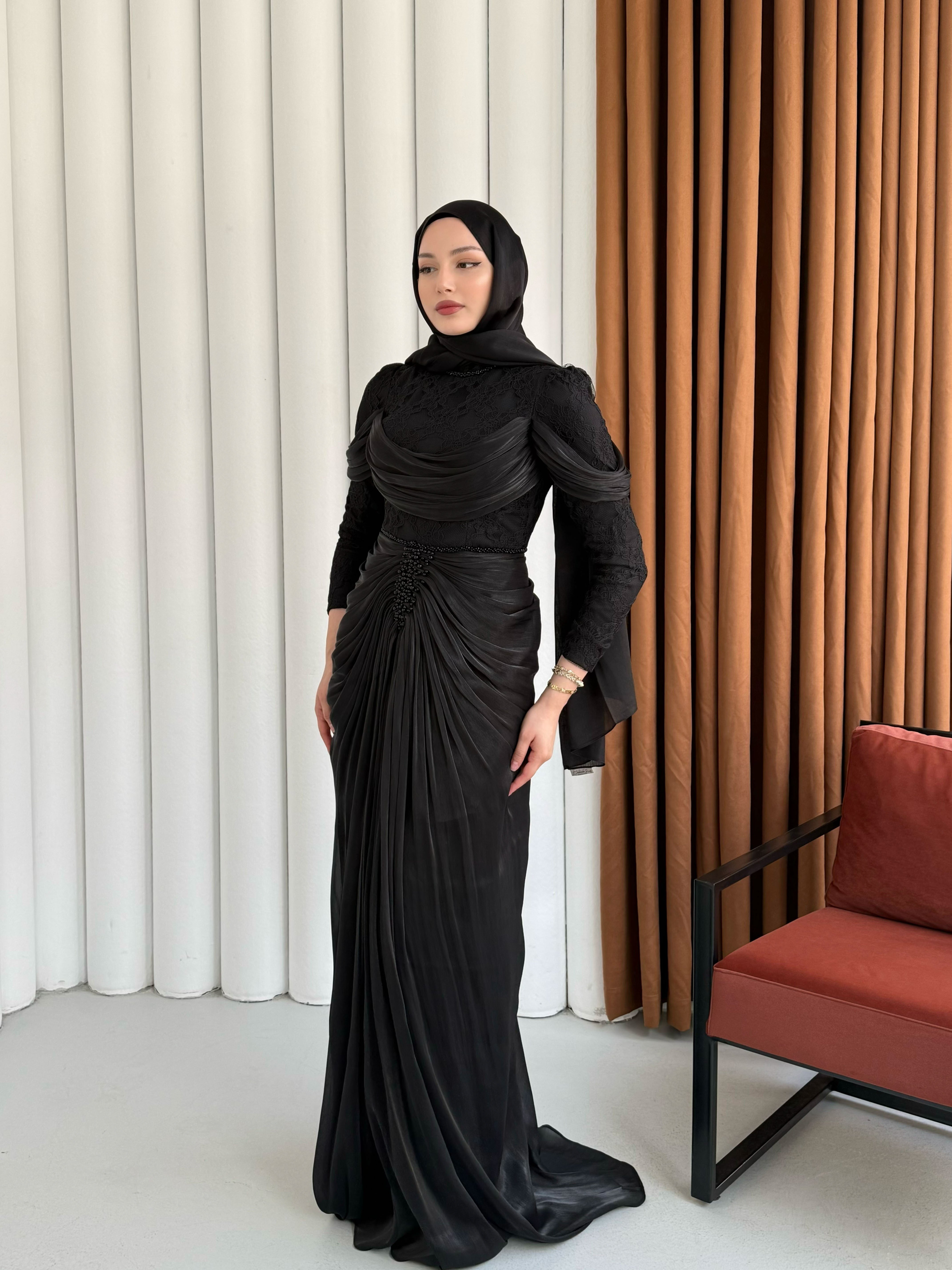 Önü Taş İşlemeli Büzgü Geçişli Dantelli Tesettür Abiye-SİYAH