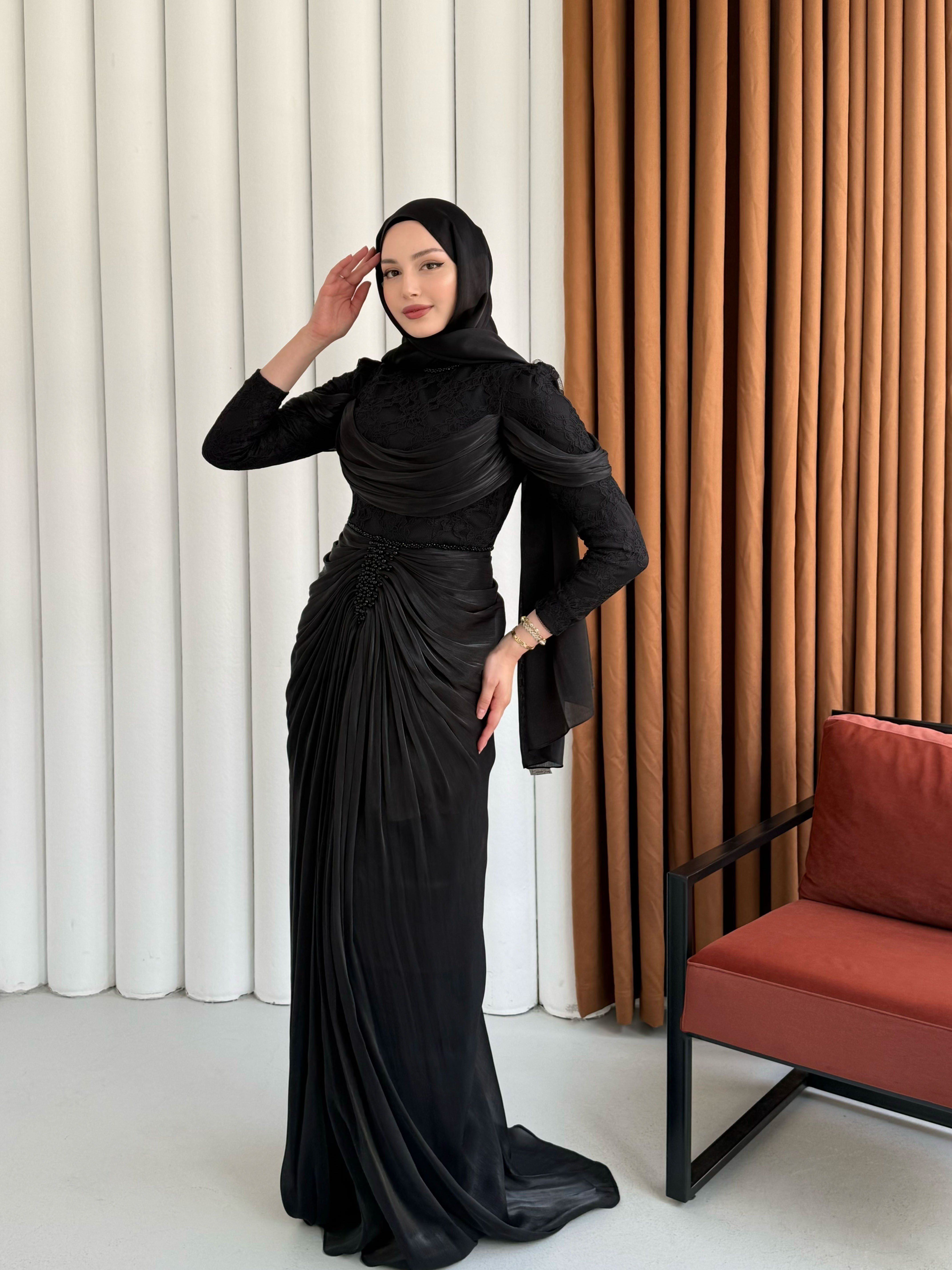 Önü Taş İşlemeli Büzgü Geçişli Dantelli Tesettür Abiye-SİYAH