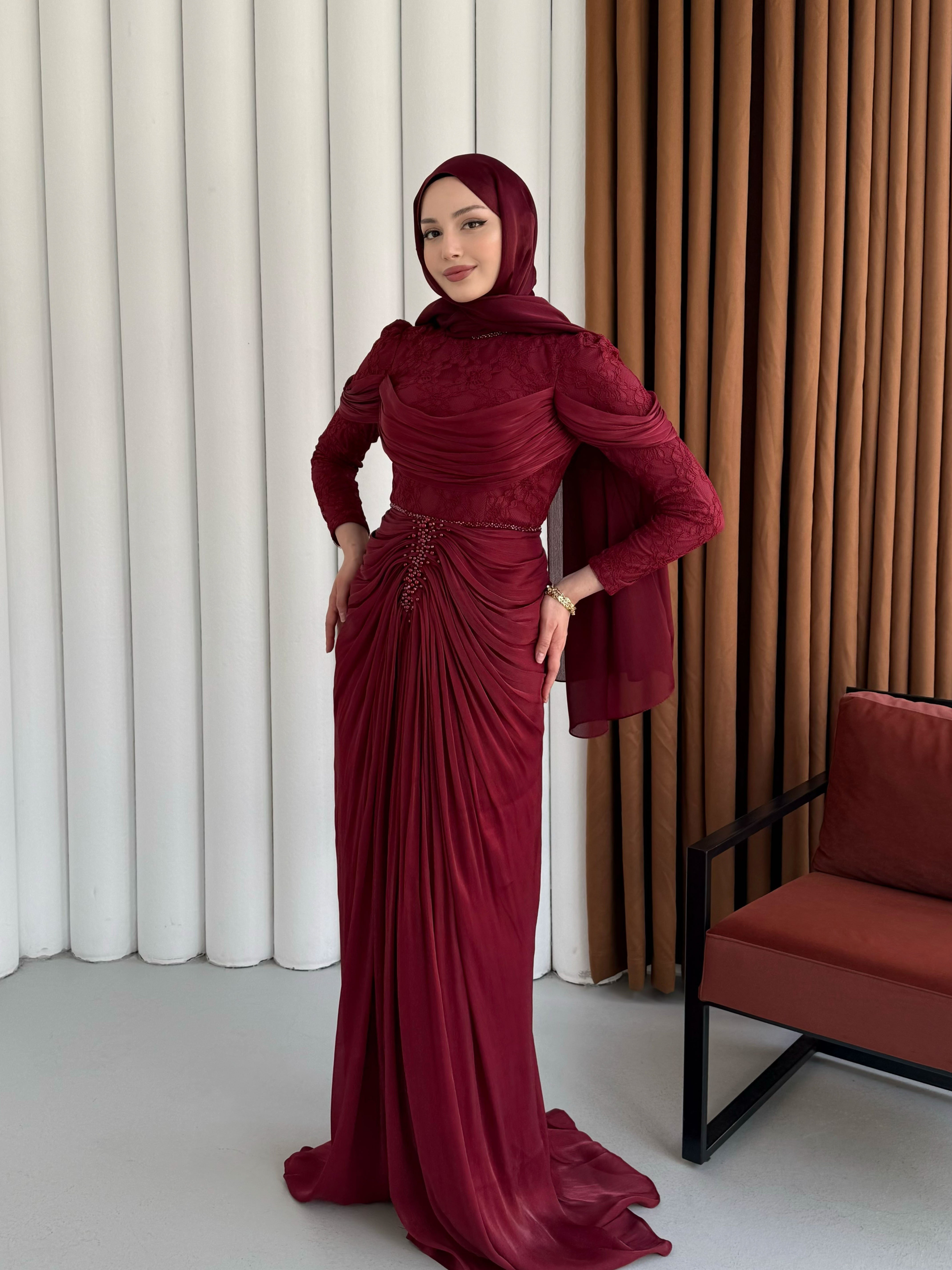 Önü Taş İşlemeli Büzgü Geçişli Dantelli Tesettür Abiye-BORDO