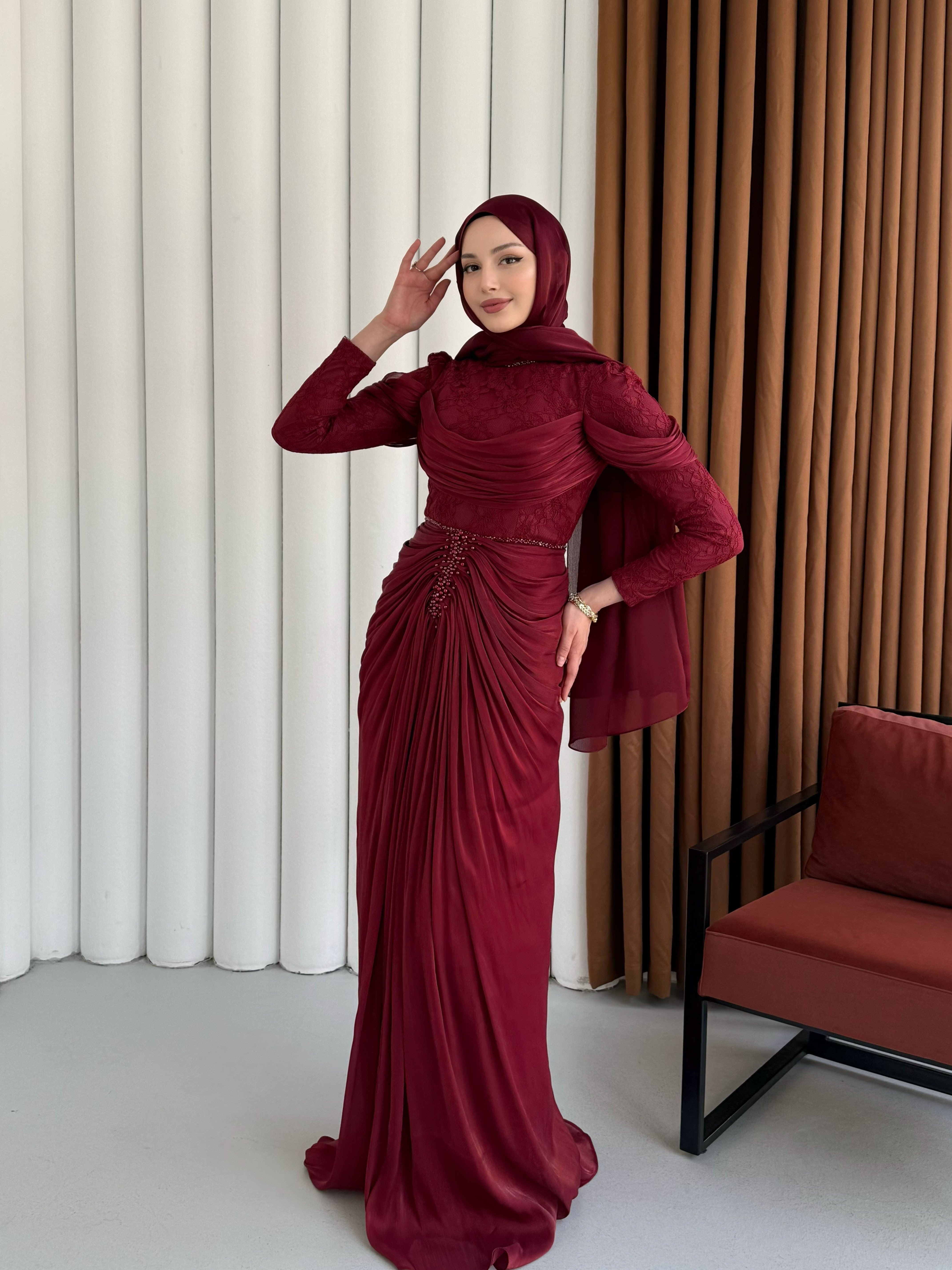 Önü Taş İşlemeli Büzgü Geçişli Dantelli Tesettür Abiye-BORDO