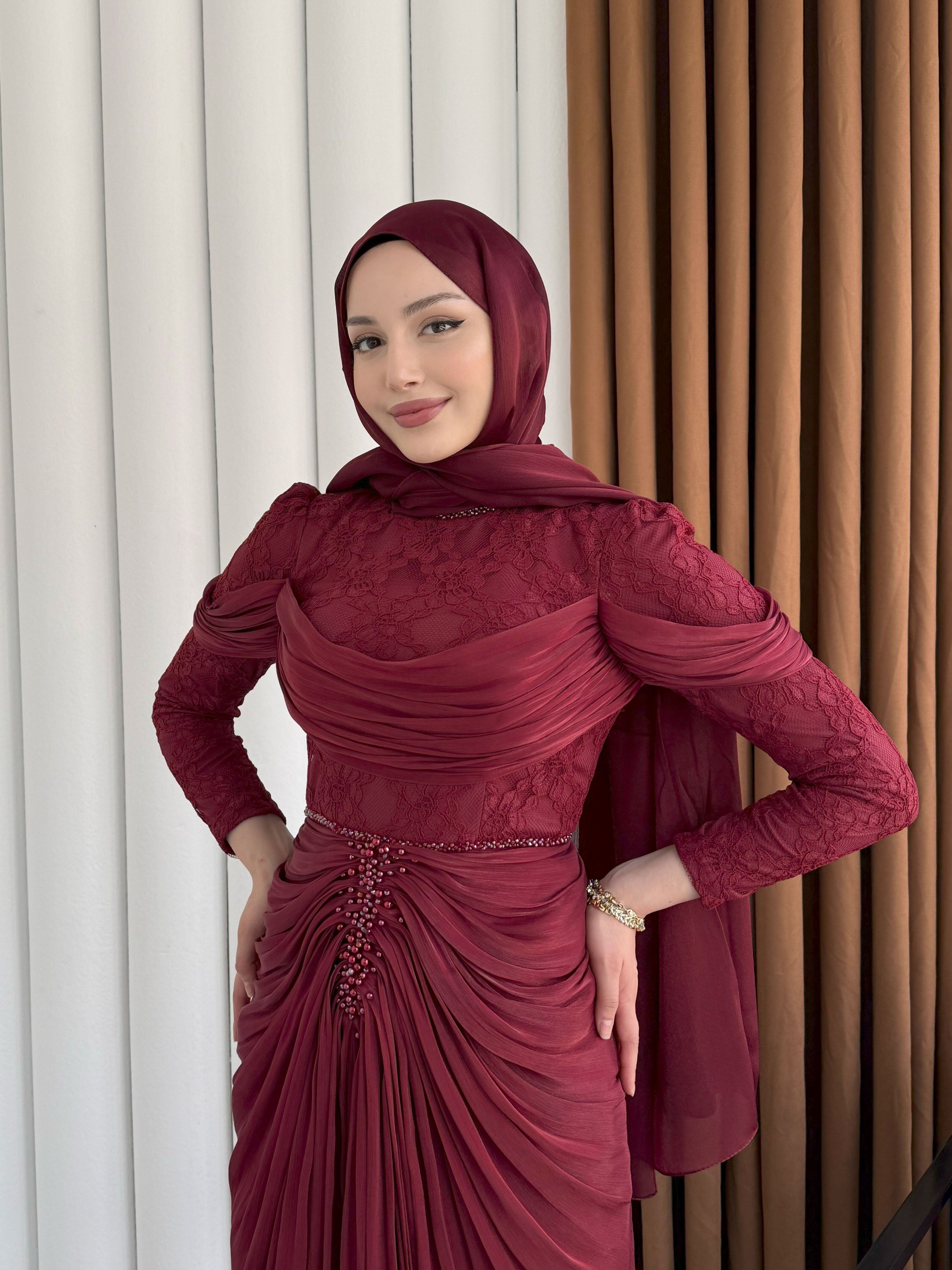 Önü Taş İşlemeli Büzgü Geçişli Dantelli Tesettür Abiye-BORDO