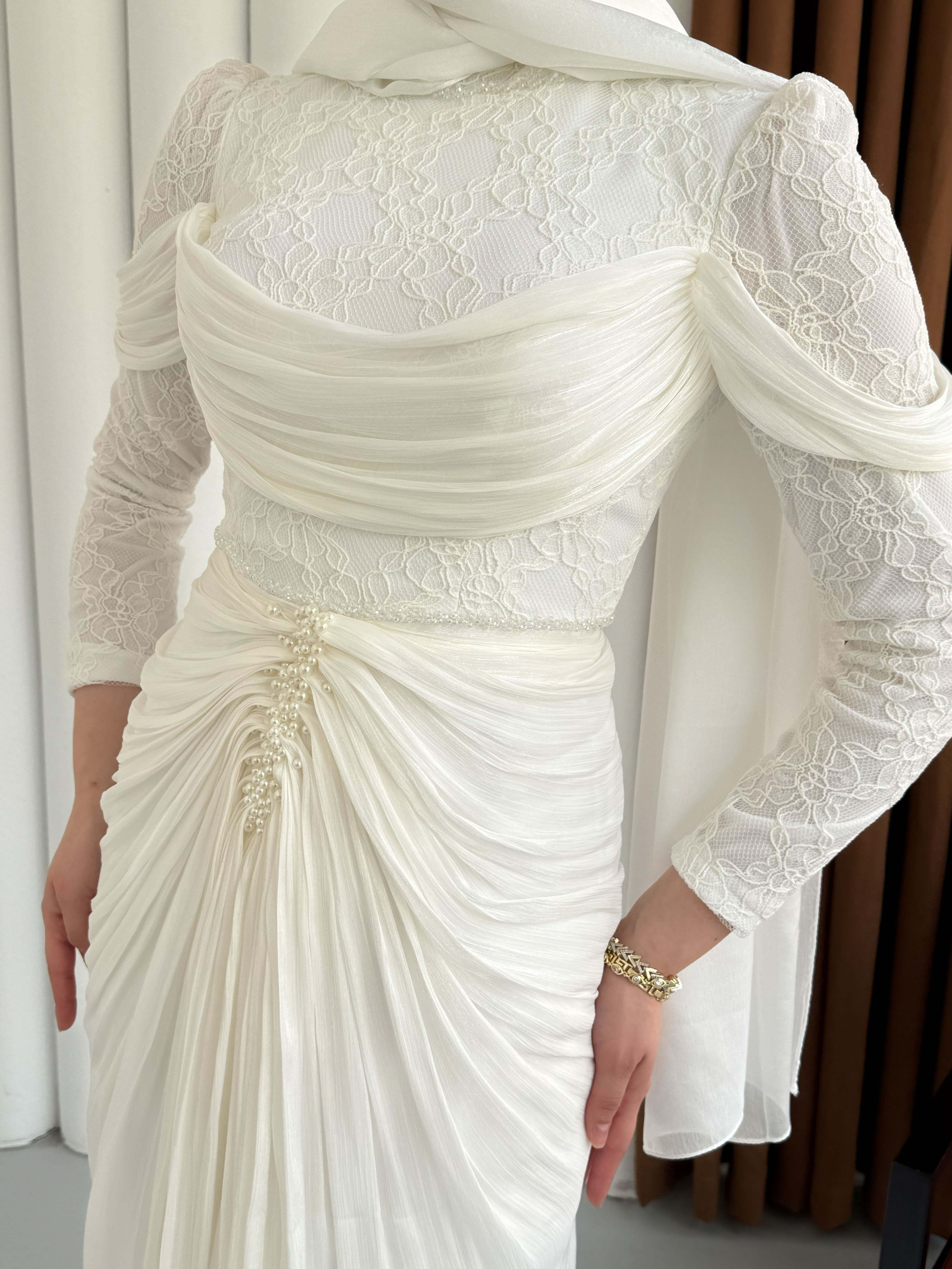 Önü Taş İşlemeli Büzgü Geçişli Dantelli Tesettür Abiye-BEYAZ