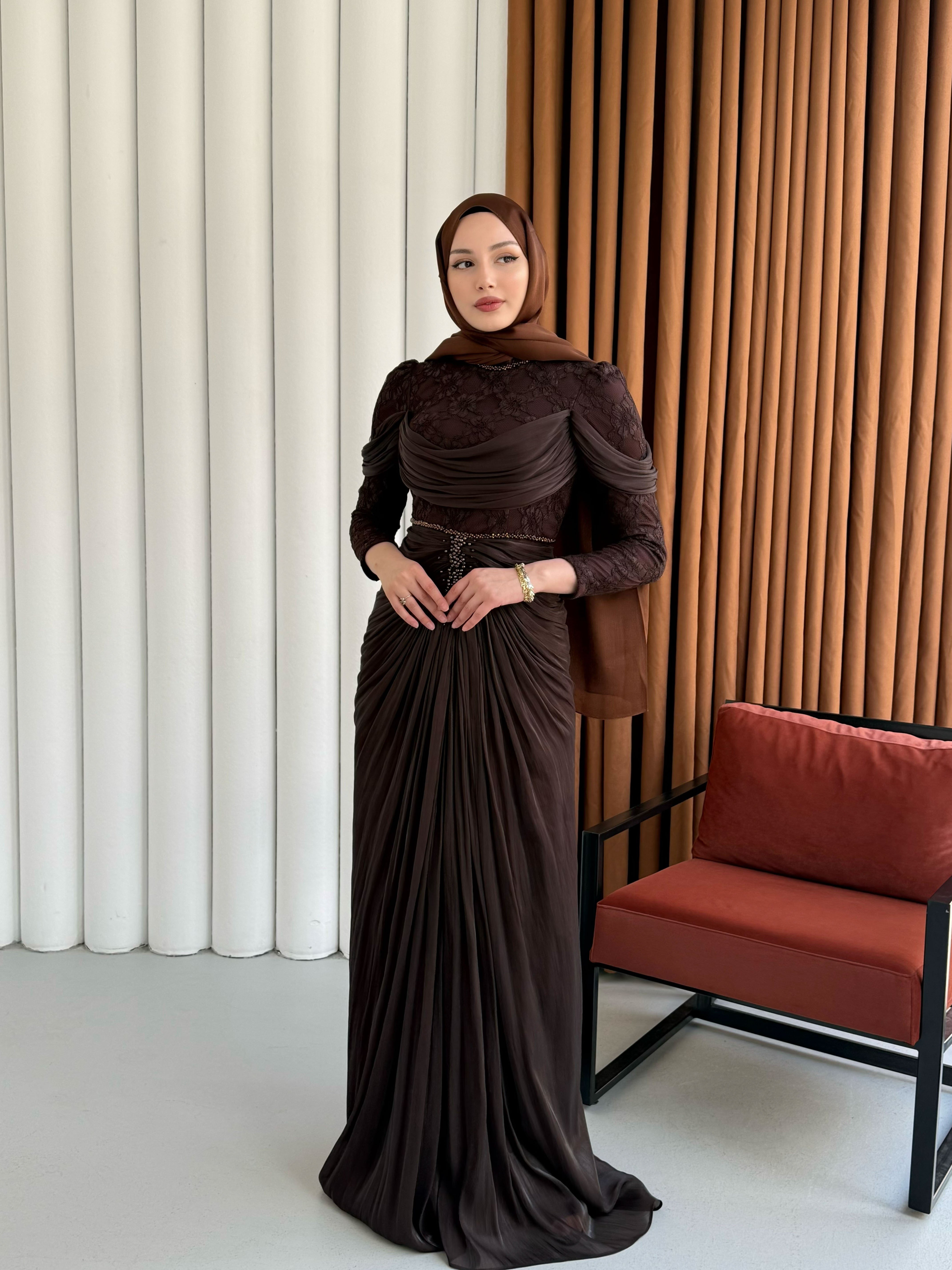 Önü Taş İşlemeli Büzgü Geçişli Dantelli Tesettür Abiye-KAHVERENGİ