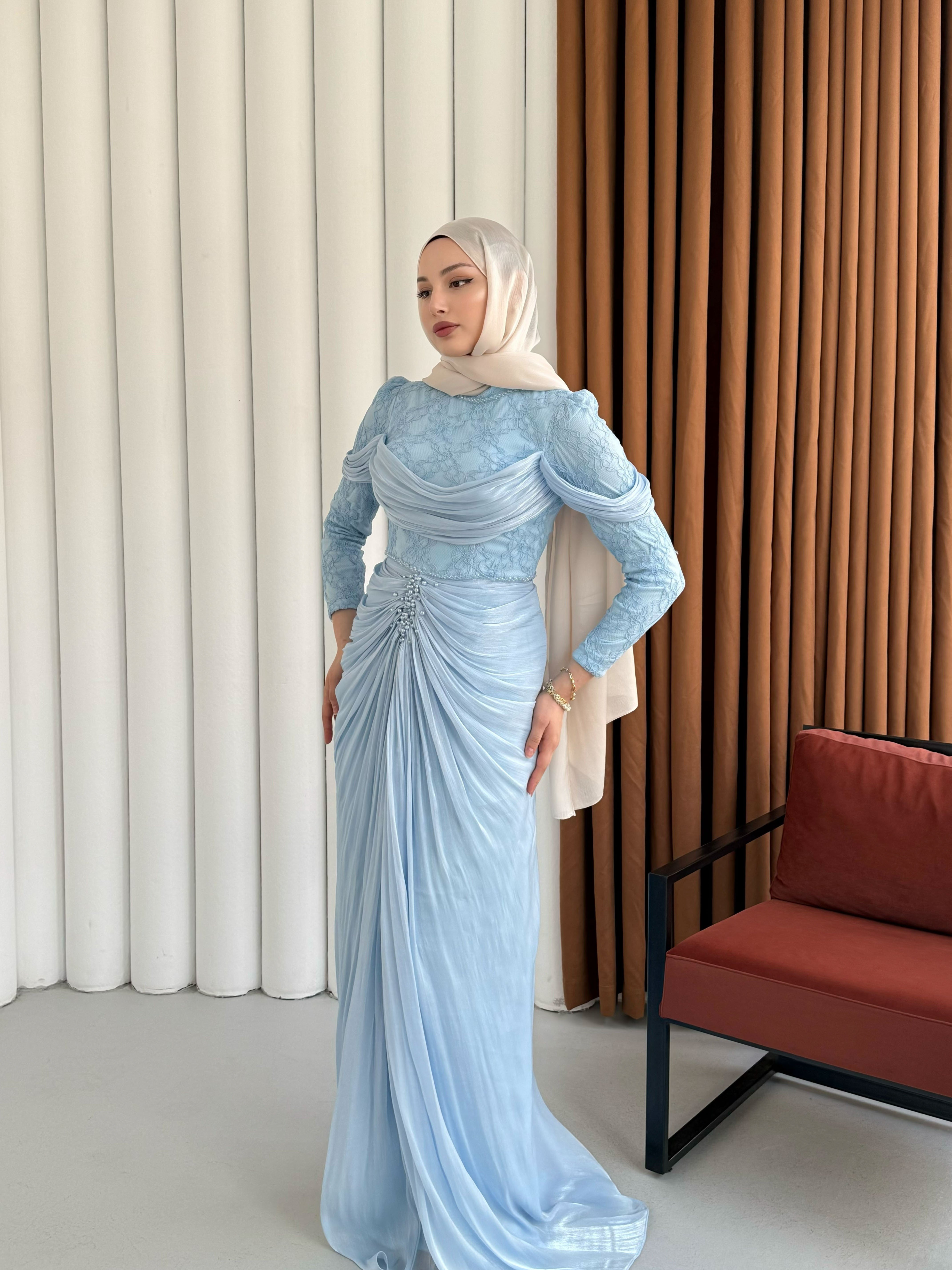 Önü Taş İşlemeli Büzgü Geçişli Dantelli Tesettür Abiye-BEBE MAVİ