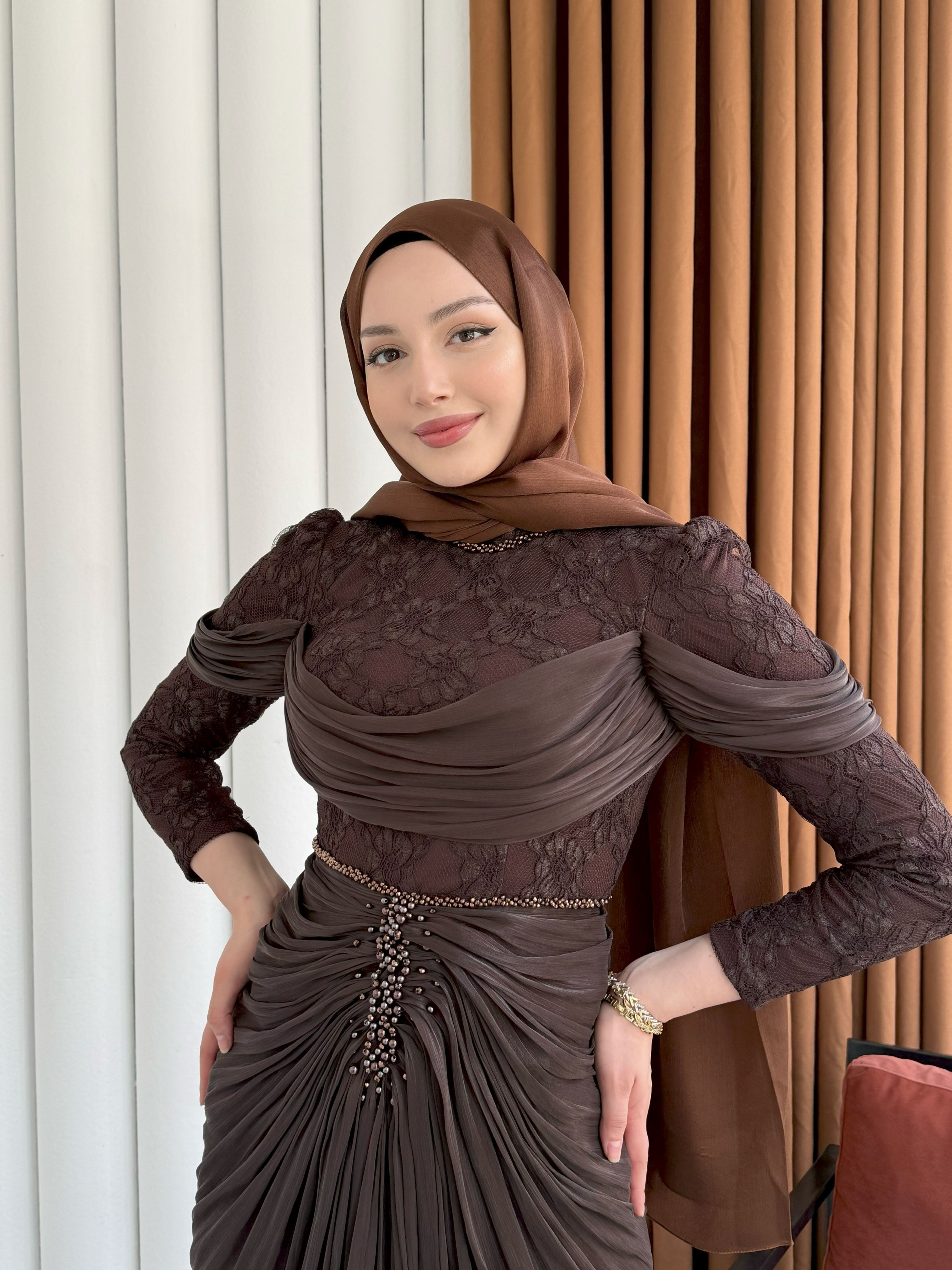 Önü Taş İşlemeli Büzgü Geçişli Dantelli Tesettür Abiye-KAHVERENGİ